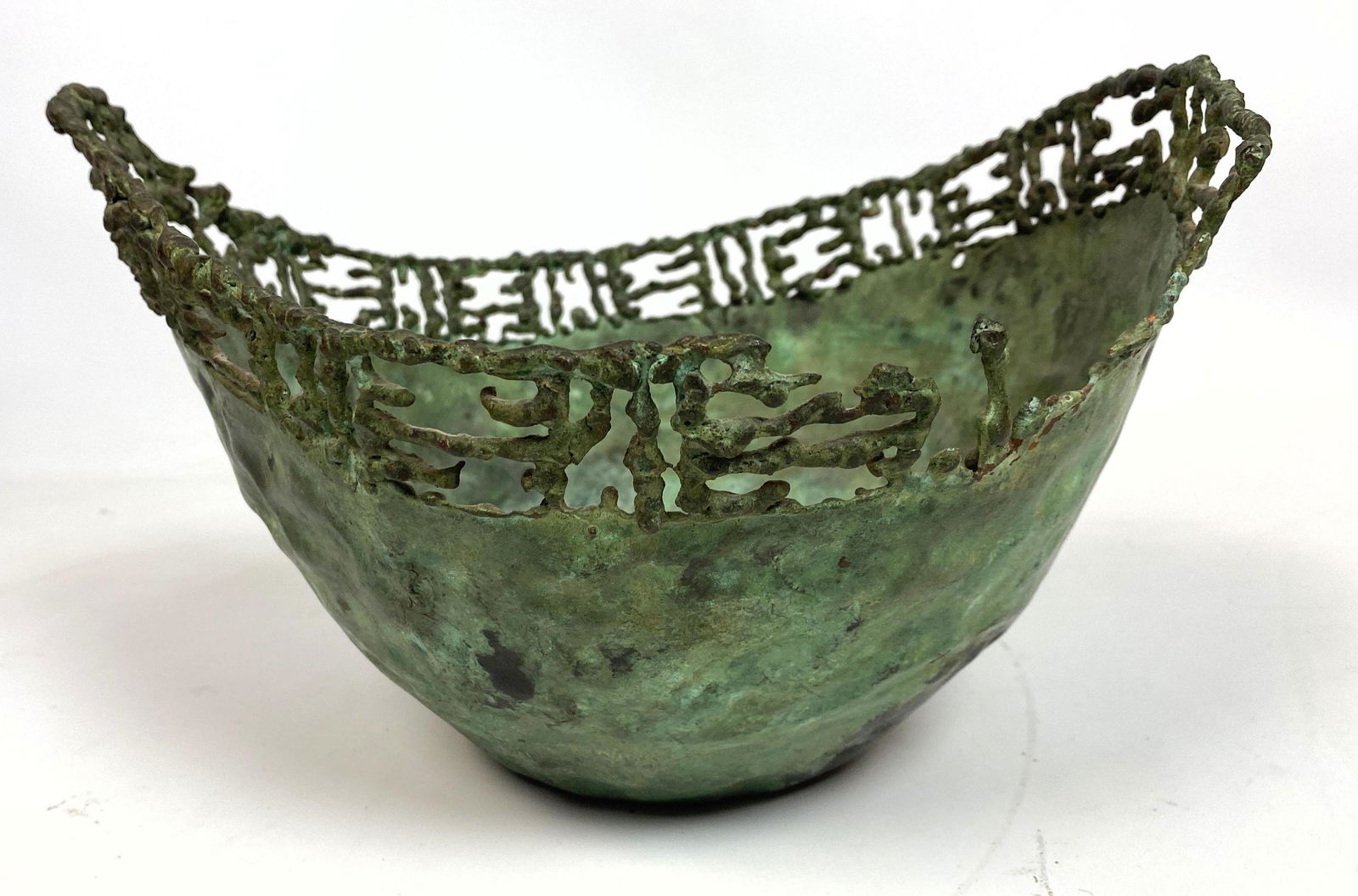FANTONI Italian Brutalist Metal Bowl. RAYMOR. Hammered: FANTONI Italian Brutalist Metal Bowl. RAYMOR. Hammered copper vessel with brutalist sculptural applied trim. Green patina finish. Marked Fantoni Italy Raymor 1009 Some losses to applied trim. Some sma