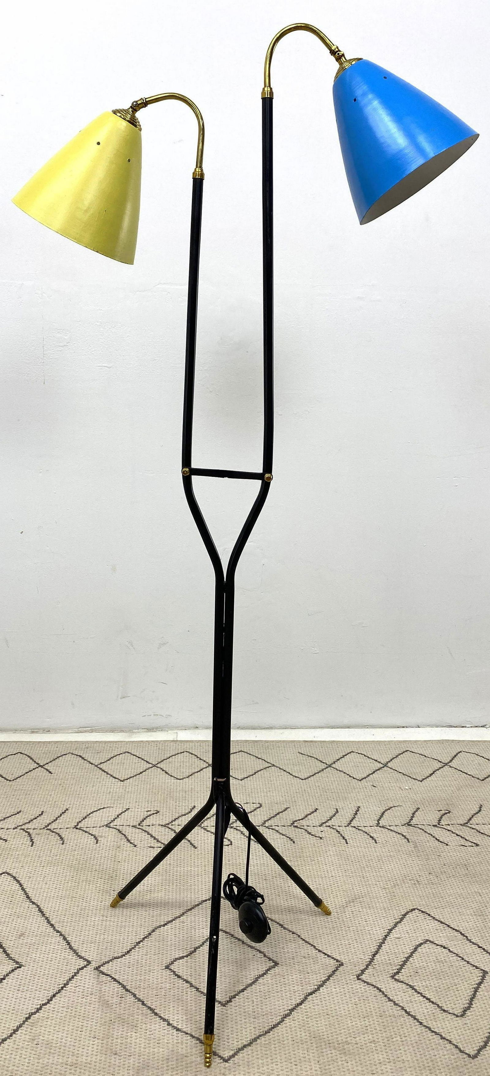 Stilnovo Attributed Floor Lamp with Enamel Painted Shad (1 of 8)