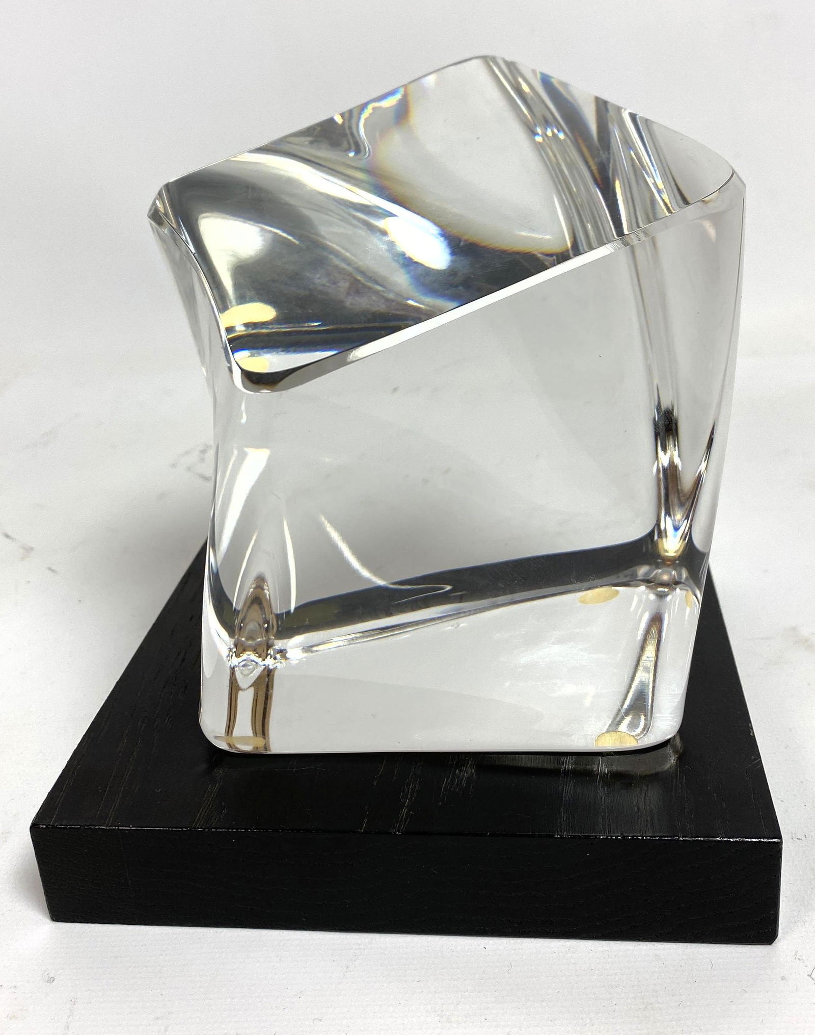 KOSTA BODA GORAN WARFF Twisted Cube Glass sculpture. S: KOSTA BODA GORAN WARFF Twisted Cube Glass sculpture. Sits on wood base.-- Dimensions: H: 5 inches --- US Shipping charge: $35 Plus insurance at a rate of $1 per hundred.
