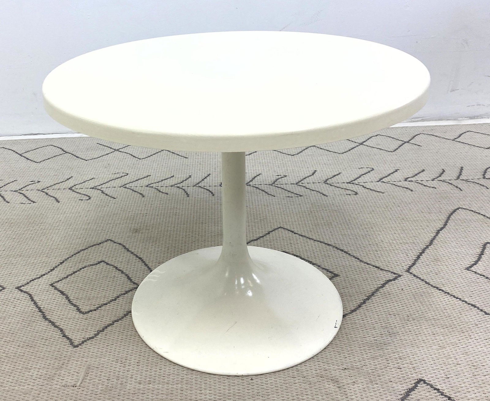 Mid Century Modern Tulip Table.  Fiberglass top and Met (1 of 7)