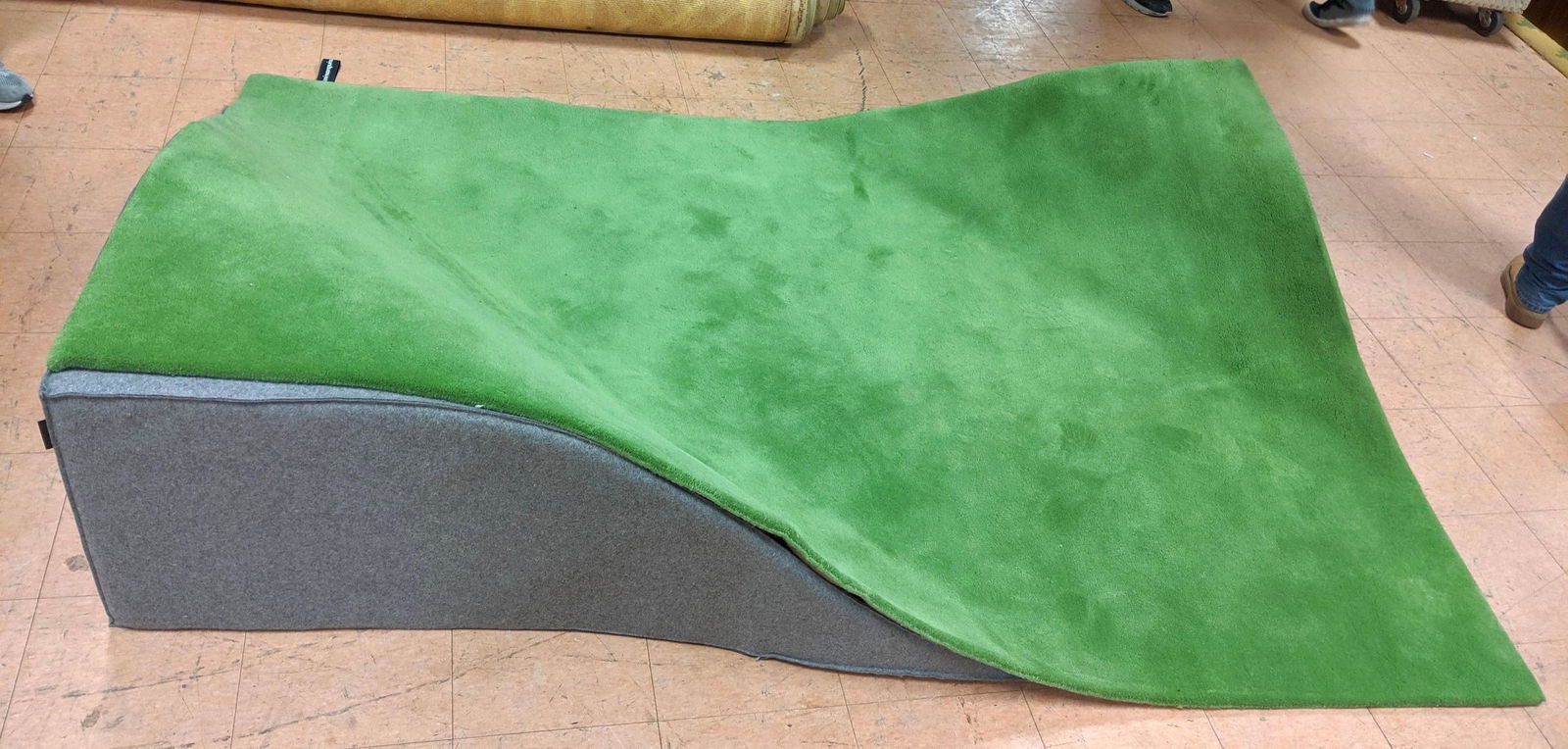 NANIMARQUINA Flying carpet seating by Ana Mir and Emili (1 of 10)