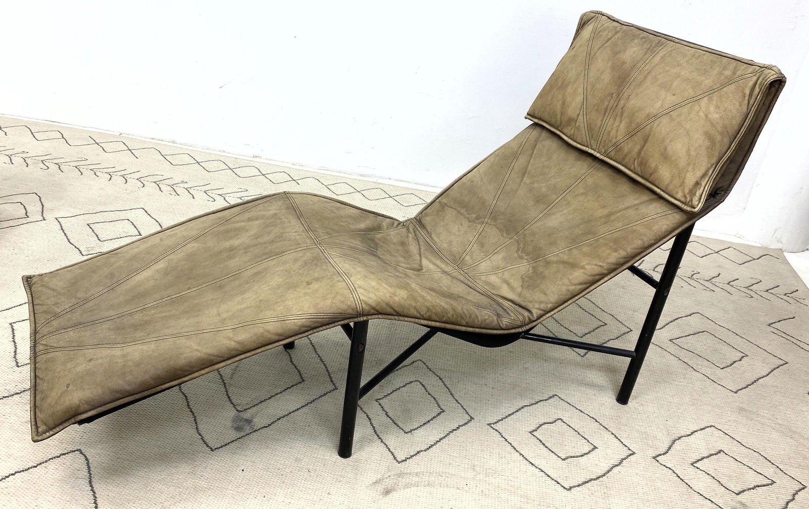 Modernist Style Contour Leather Chaise Lounge with Blac (1 of 8)