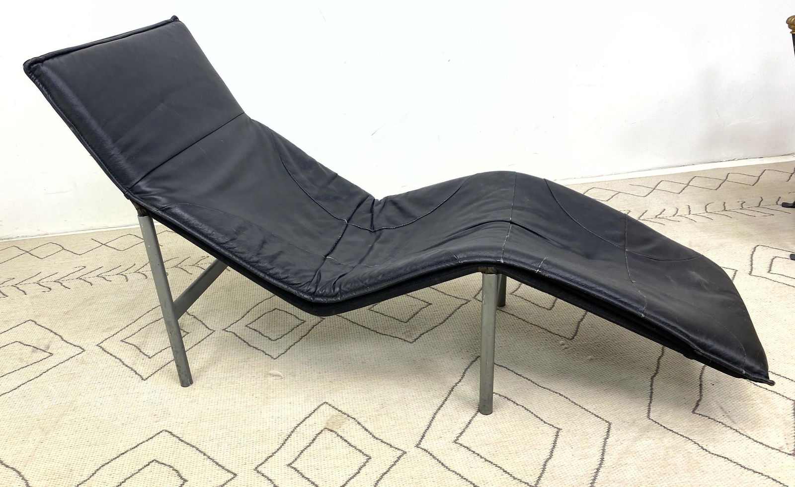 Modernist Style Contour Leather Chaise Lounge with Blac (1 of 7)