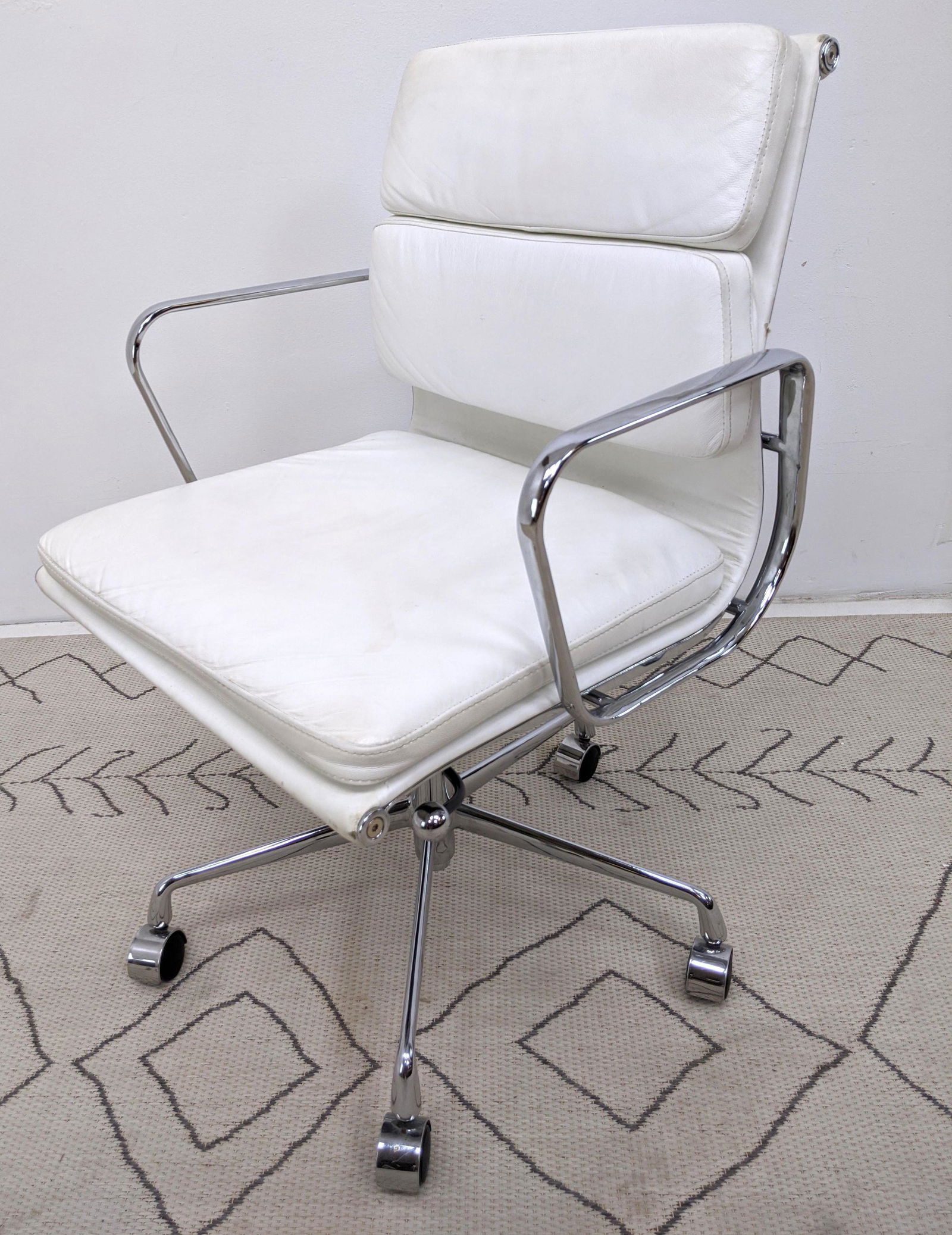 Herman Miller Style Soft Pad Type Office Chair. White L (1 of 8)