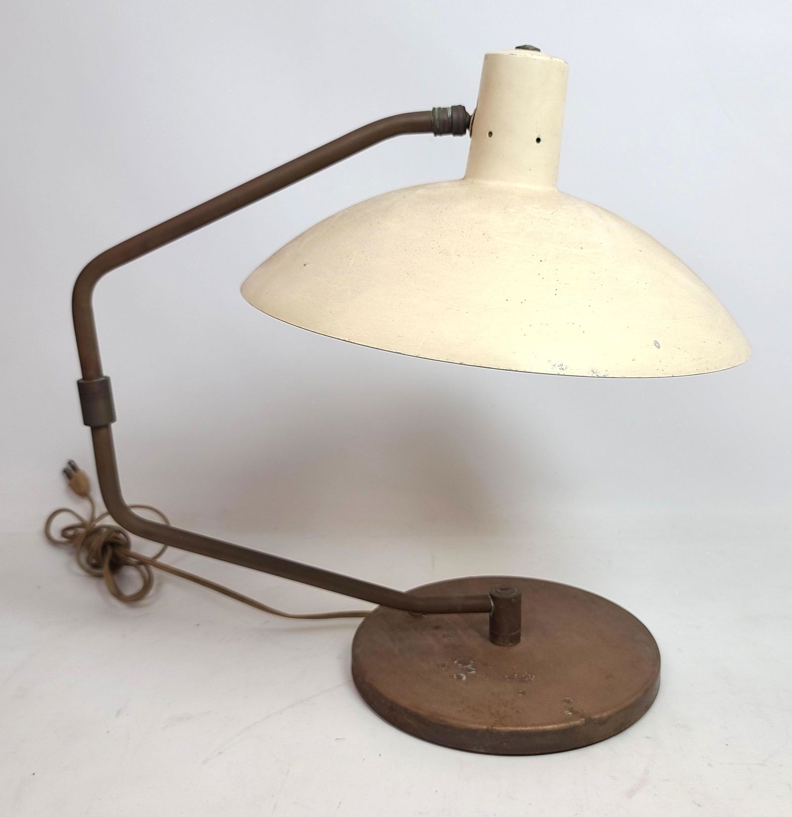 Clay Michie for Knoll Saucer Style Desk Lamp.: Clay Michie for Knoll Mid Century Modern Saucer Style Desk Lamp. Unsigned. -- Dimensions: H: 16 inches ---