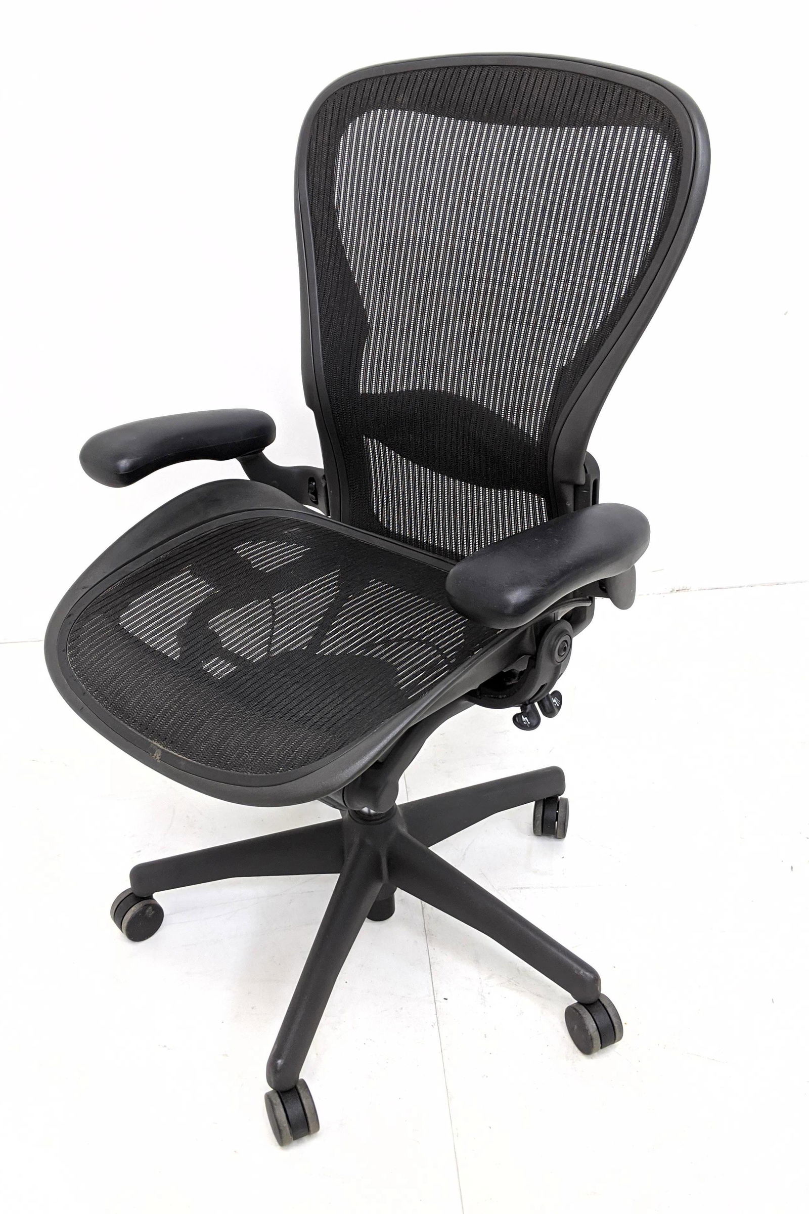 HERMAN MILLER Aeron Office Chair. Black Mesh (1 of 11)