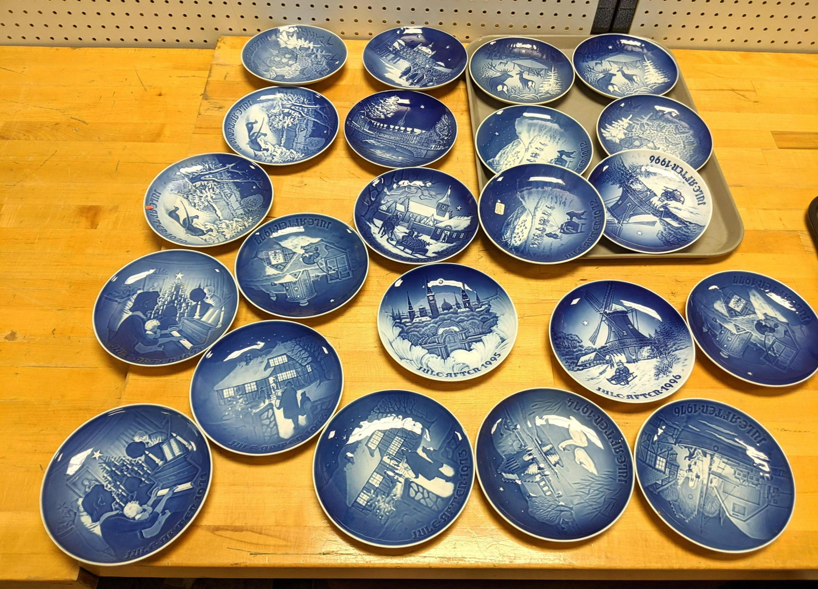 22pcs Bing and Grondahl Plates.: 22pcs Bing and Grondahl Plates.-- Dimensions: --- These group lots are sold AS IS and have only been minimally inspected. Bidders should expect there could be damage on items that is not visible in th