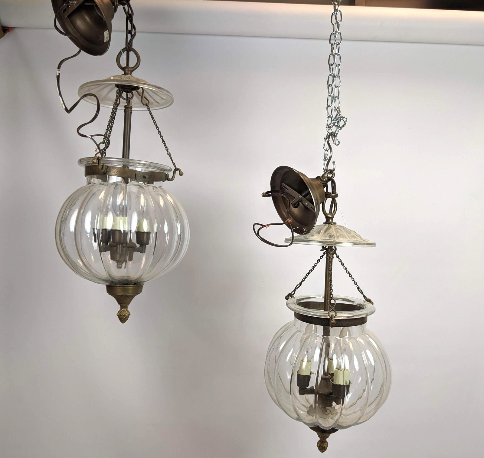2pcs Hanging Pendant Lights. Blown Glass.: 2pcs Hanging Pendant Lights. Blown Glass. -- Dimensions: --- These group lots are sold AS IS and have only been minimally inspected. Bidders should expect there could be damage on items that is not vi