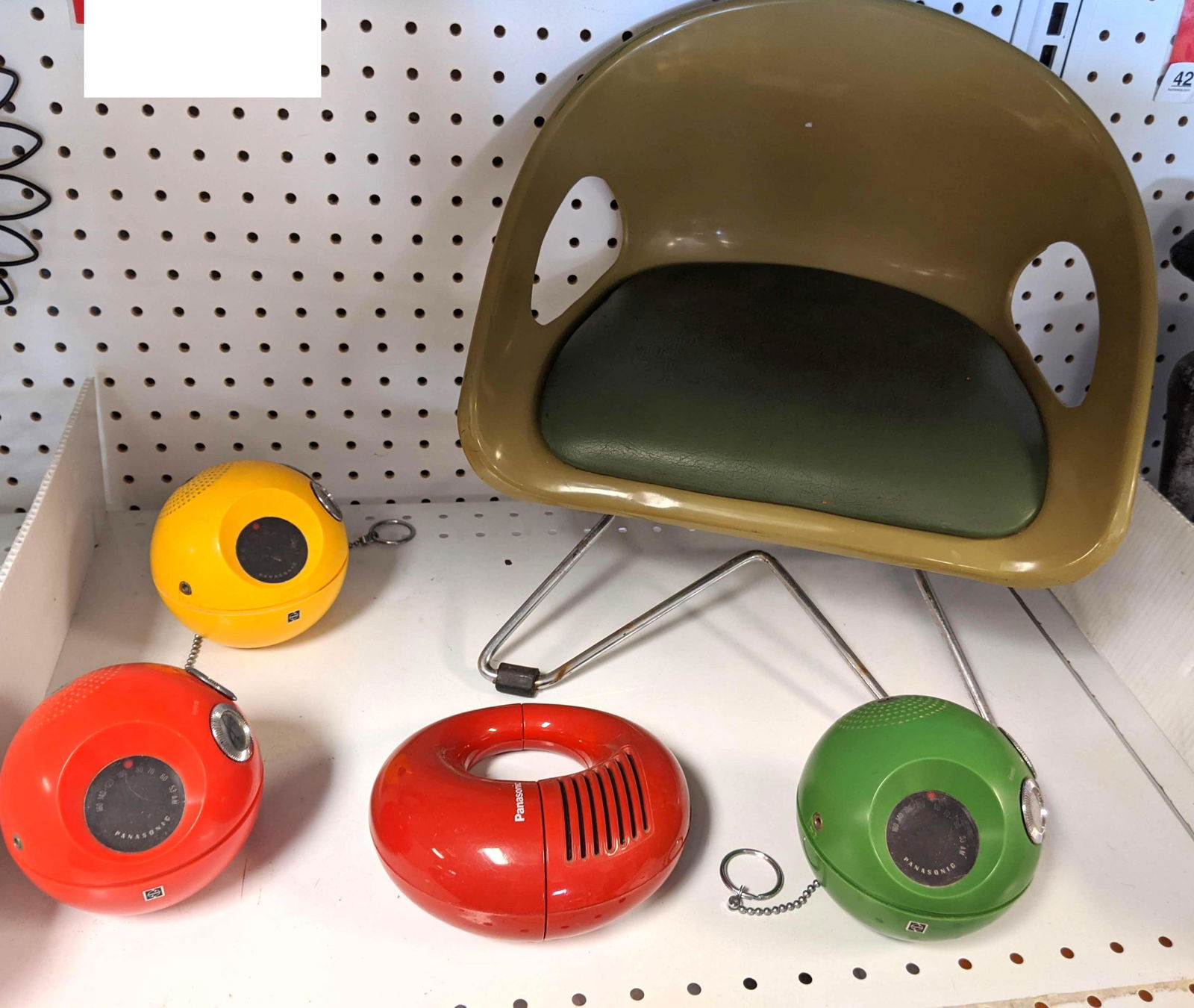 5pcs Mid Century Modern Plastics Lot. Chair and Radio: 5pcs Mid Century Modern Plastics Lot. Chair and Radios. -- Dimensions: --- These group lots are sold AS IS and have only been minimally inspected. Bidders should expect there could be damage on items