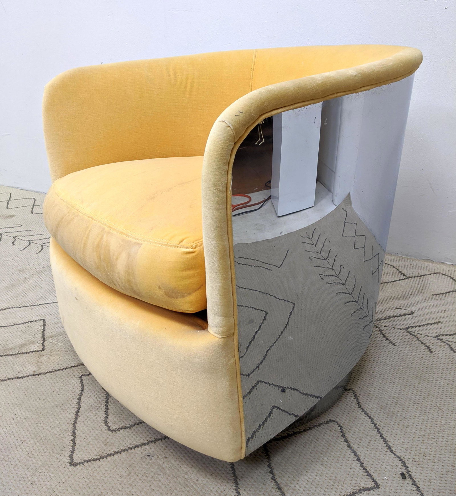 MILO BAUGHMAN Swivel Lounge Chair. Chrome Barrel Back. (1 of 8)