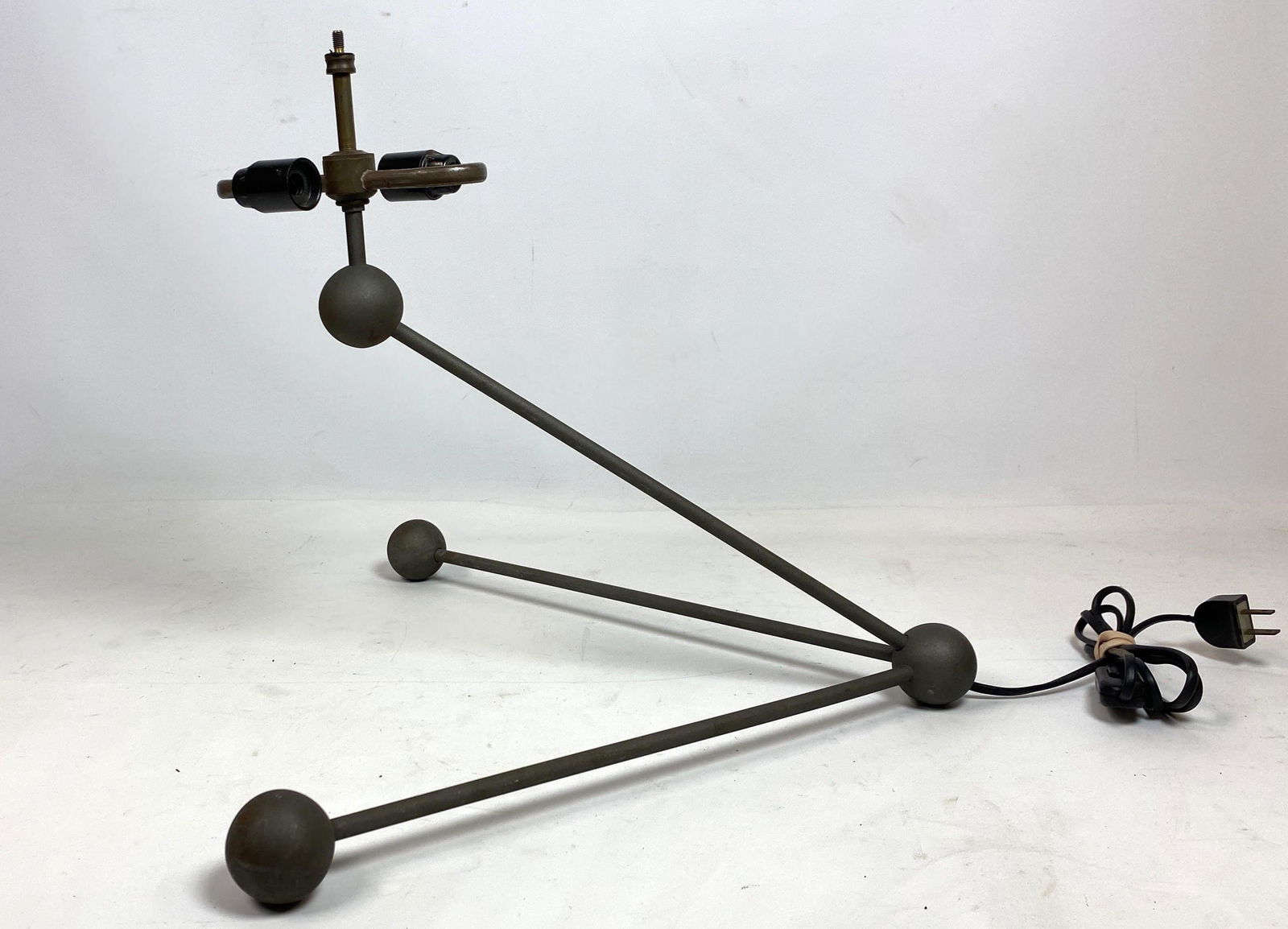 Atomic Modern Iron Rod and Ball Table Lamp. (1 of 5)