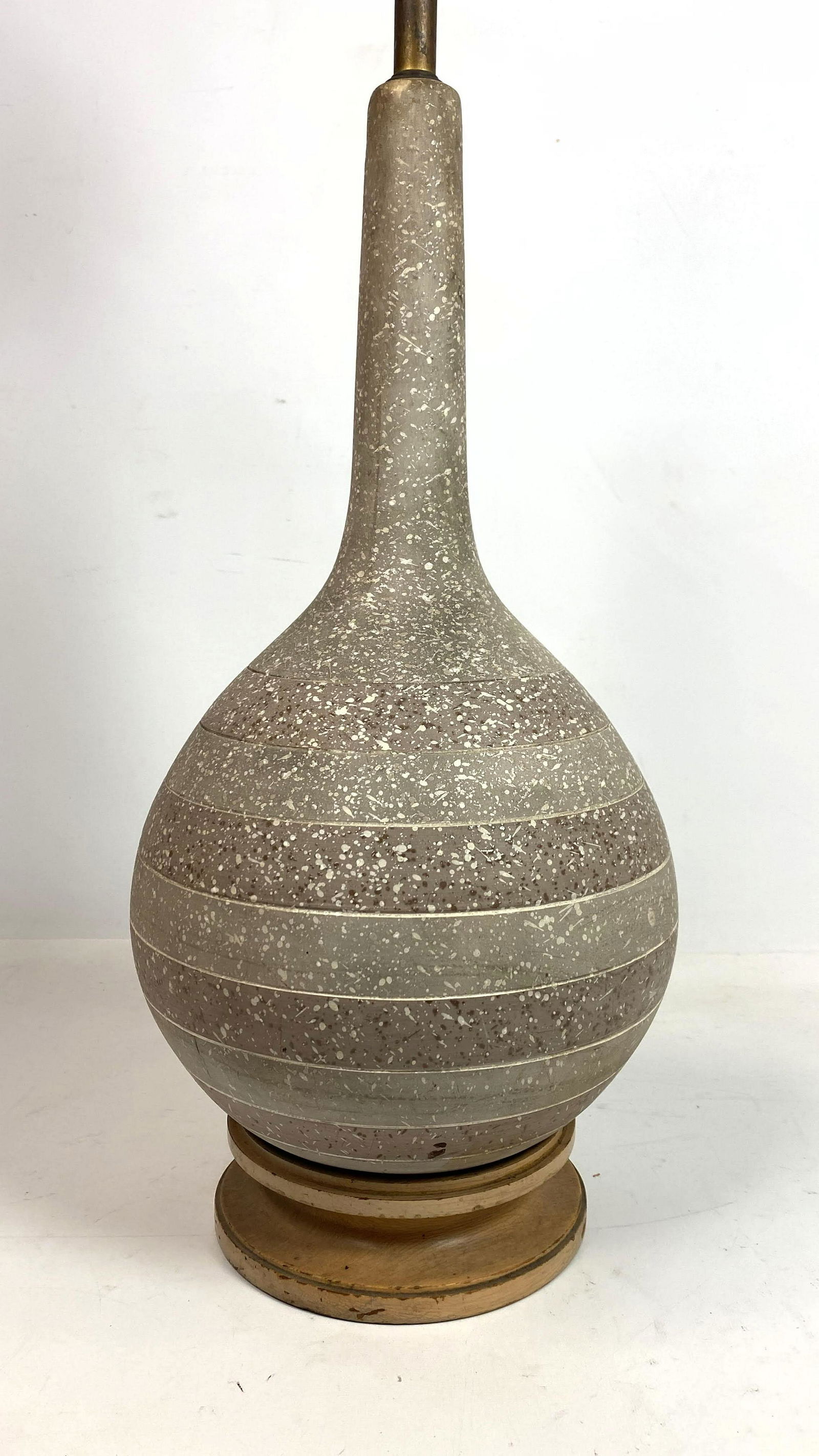 Modernist Chalkware Table Lamp. (1 of 11)