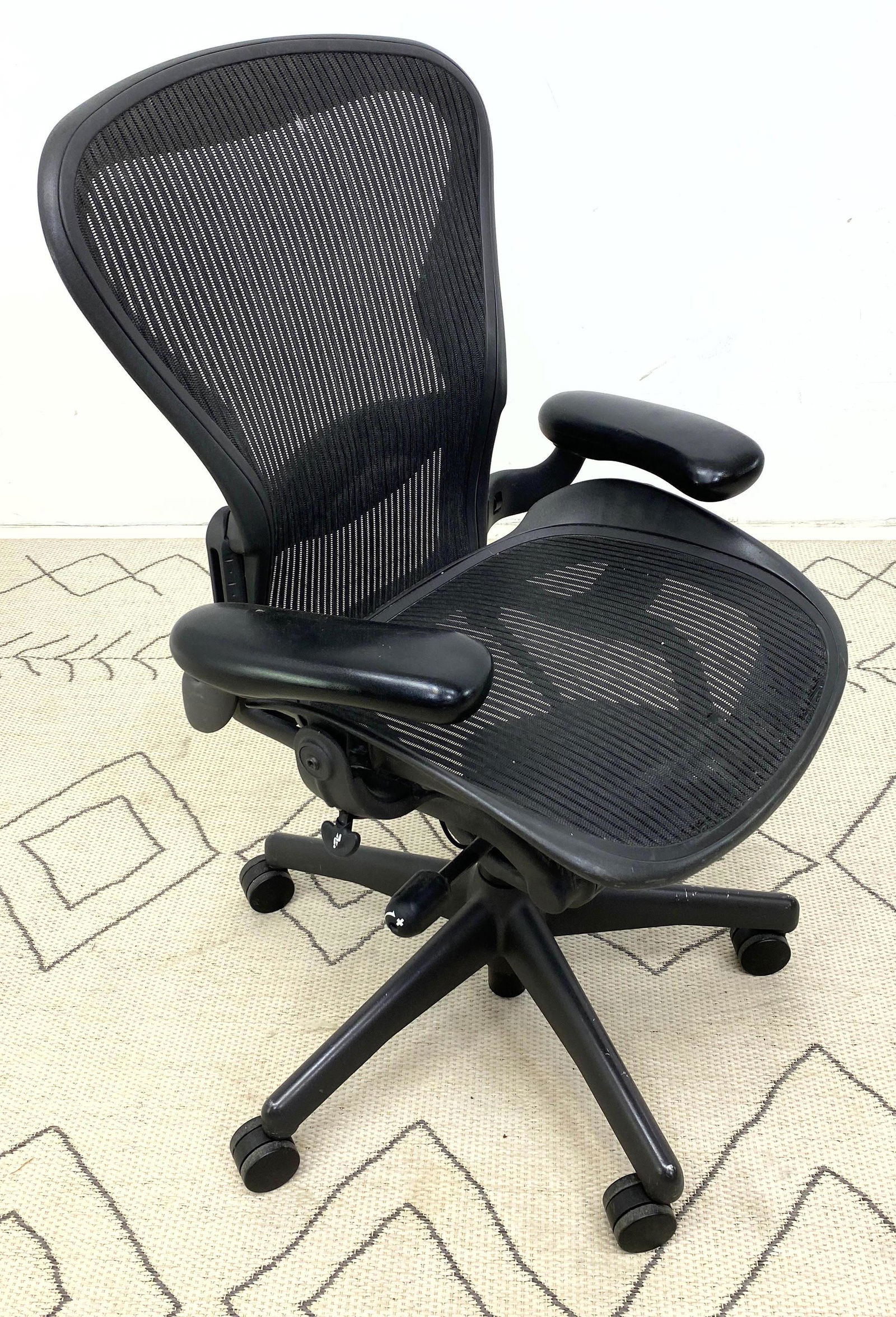 Herman Miller Aeron Office Chair. Black Mesh (1 of 9)