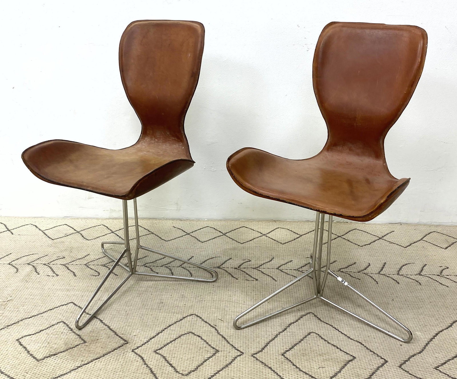 Arne Jacobsen Style Swivel Side Chairs with Hairpin Bas (1 of 11)