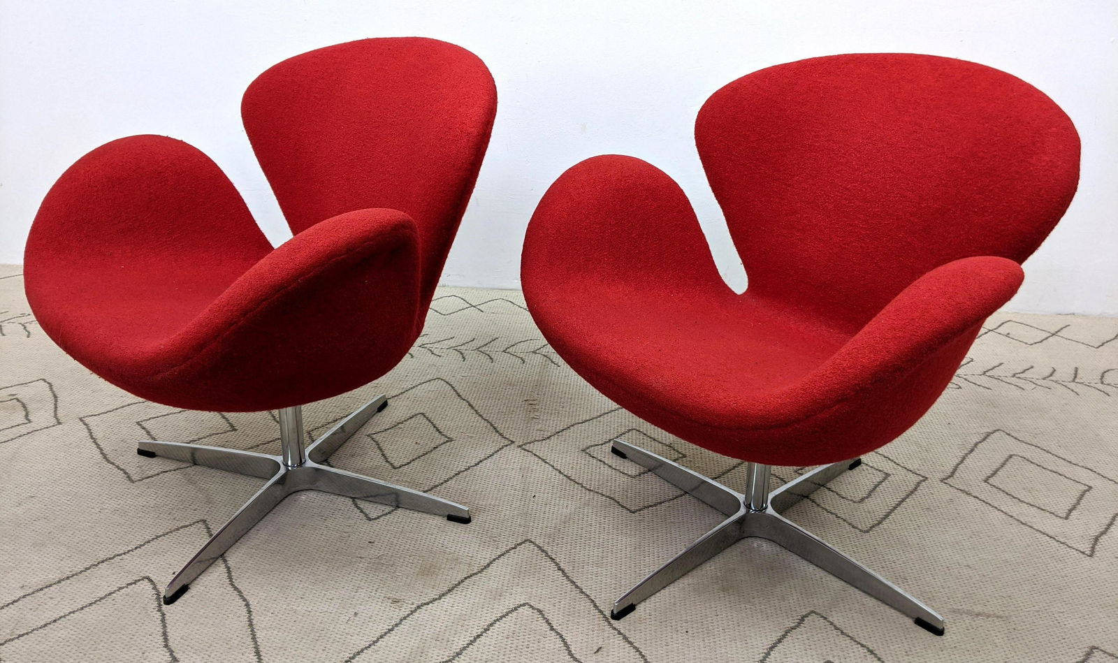 Pair of Contemporary Fritz Hansen Style Swan Chairs. He (1 of 7)