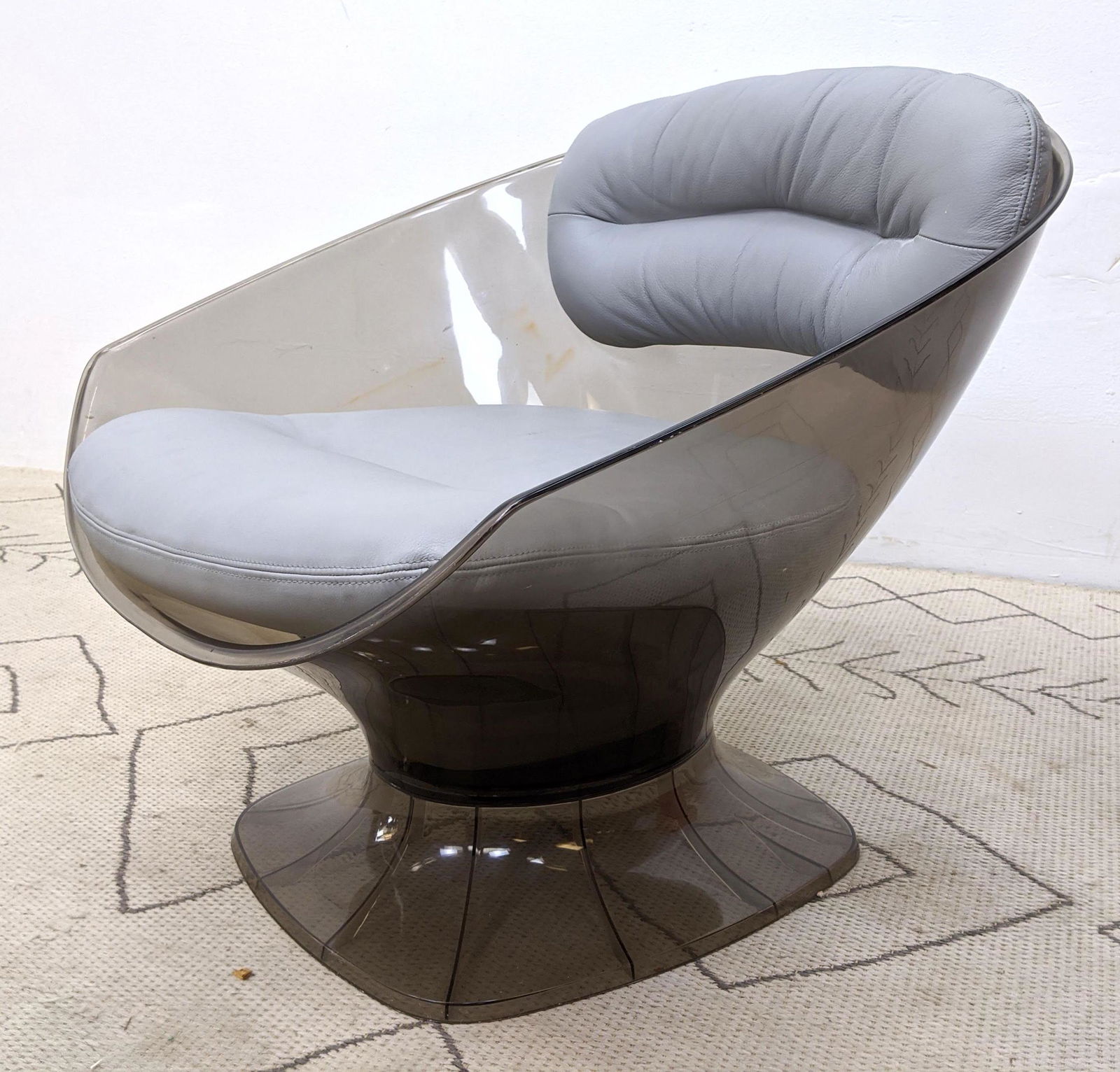 Modernist Gray Acrylic Lounge Chair. Scoop Chair. Laver (1 of 8)