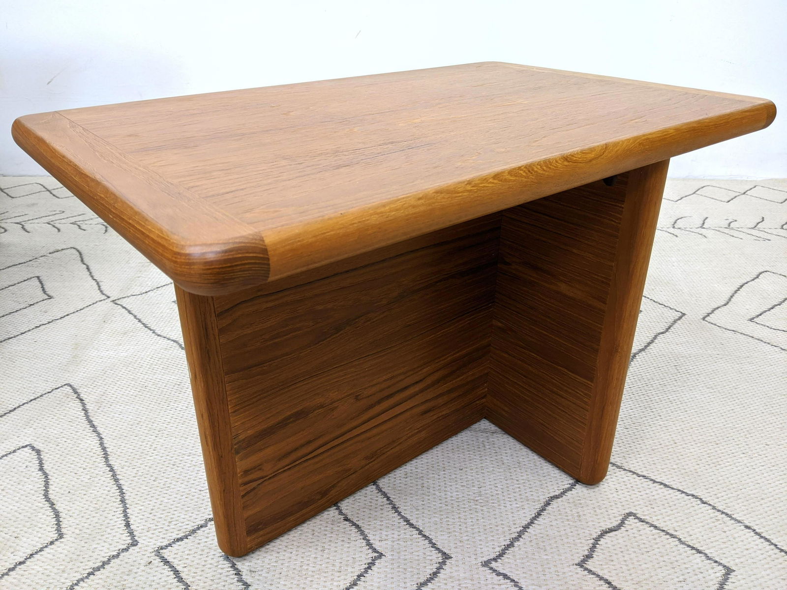 Danish Modern Teak Side End Table. (1 of 7)