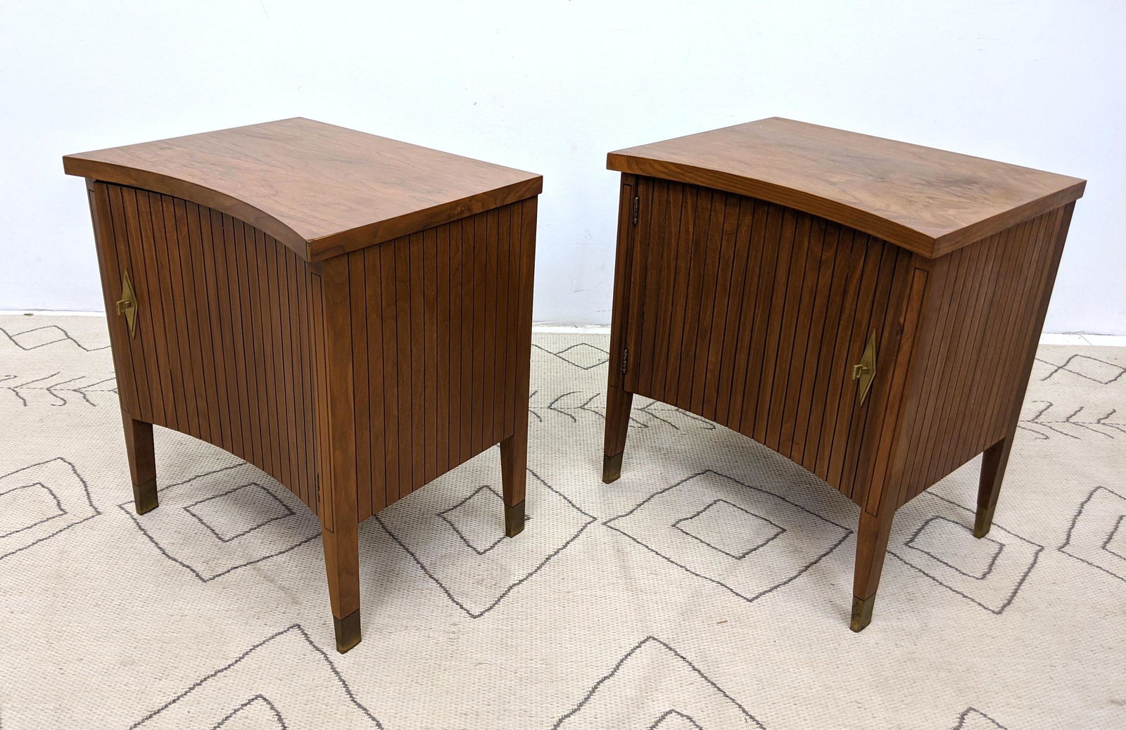 Pair American Modern Walnut Night Stands Side Tables. (1 of 9)