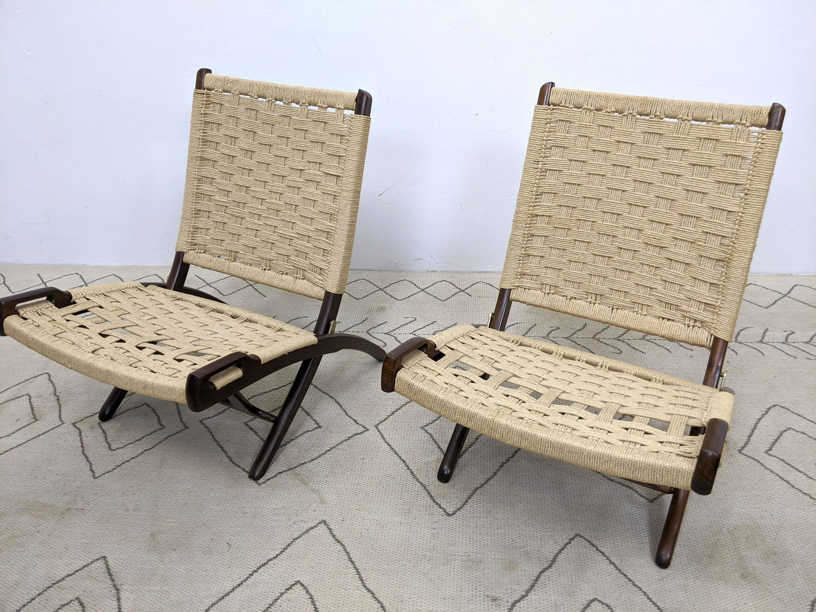 Pair Hans Wegner Style Folding Lounge Chairs. (1 of 7)