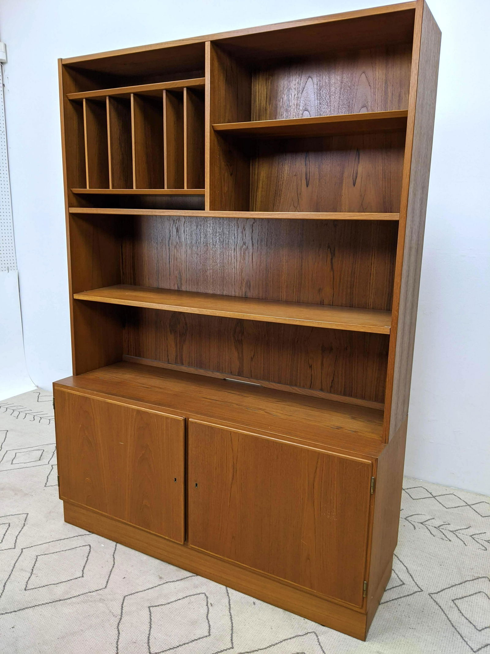 HUNDEVAD Danish Modern Teak Bookcase Cabinet. Bookshelf (1 of 14)