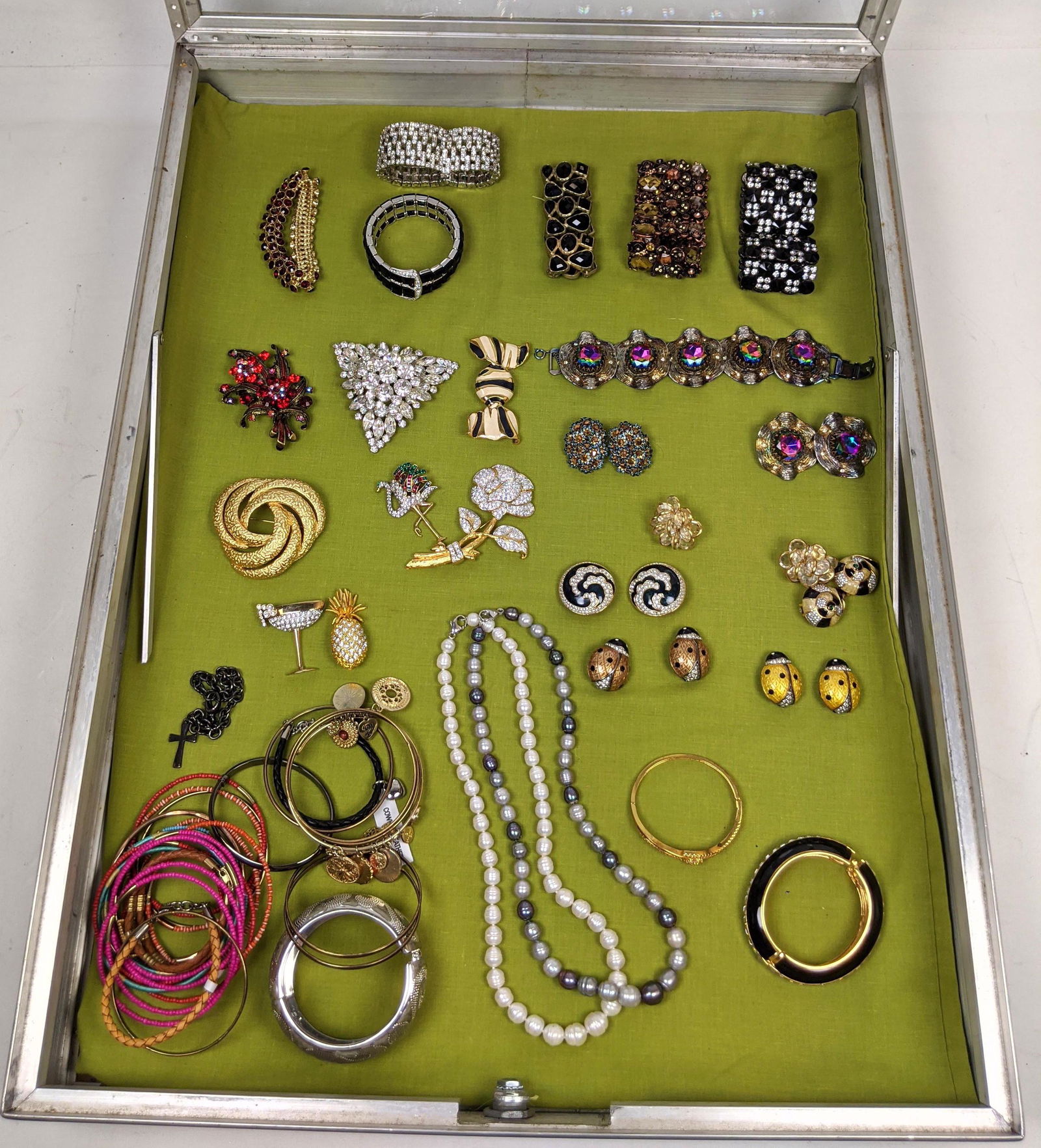 40x pc Vintage and Contemporary Costume Jewelry Case. S (1 of 8)