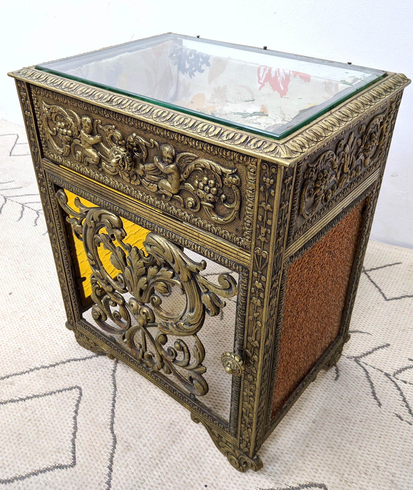 Vintage Decorative Brass Display Side Table. (1 of 14)