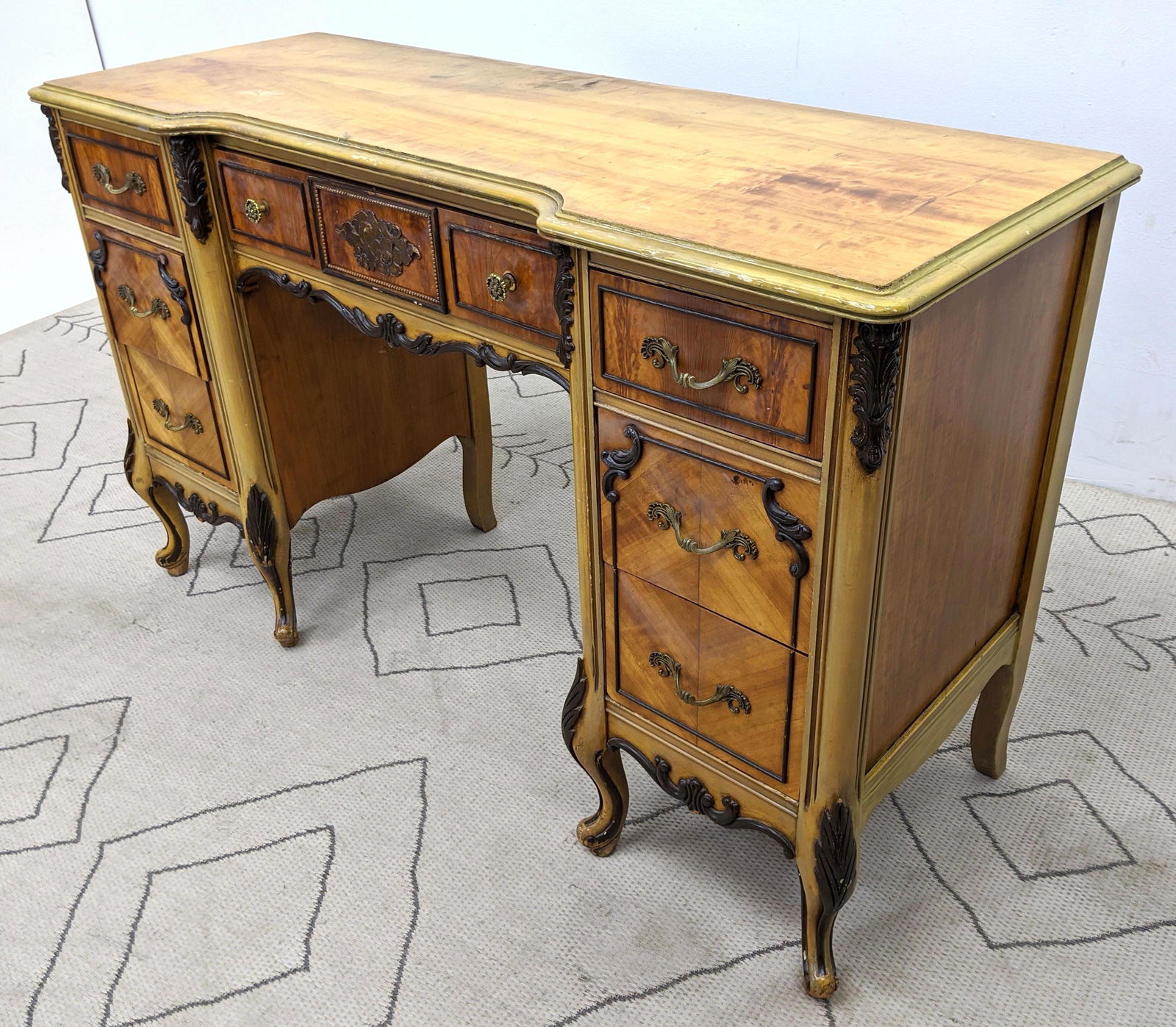 French Provincial Vanity Desk with Carved Details. (1 of 18)