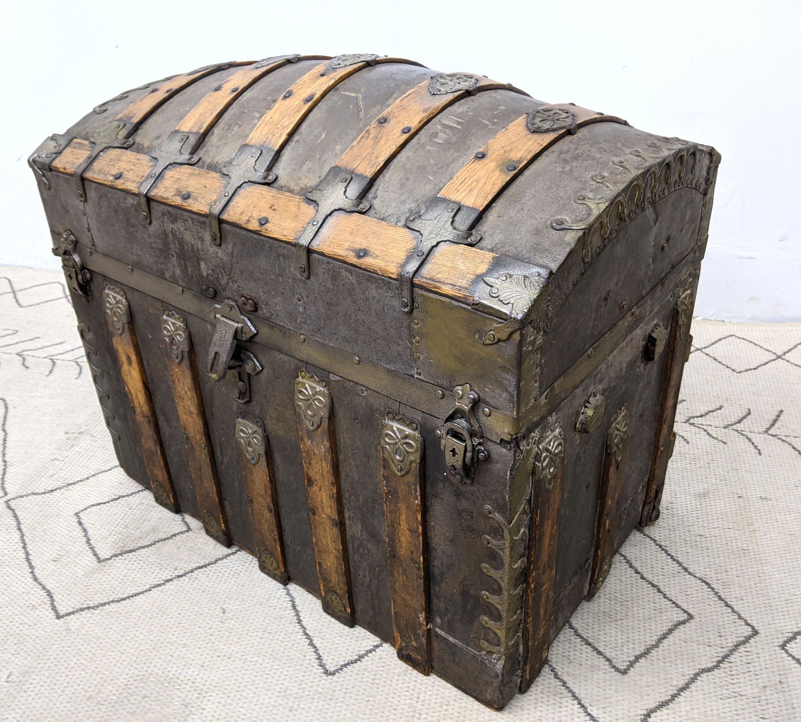 Vintage Dome Top Trunk. (1 of 11)