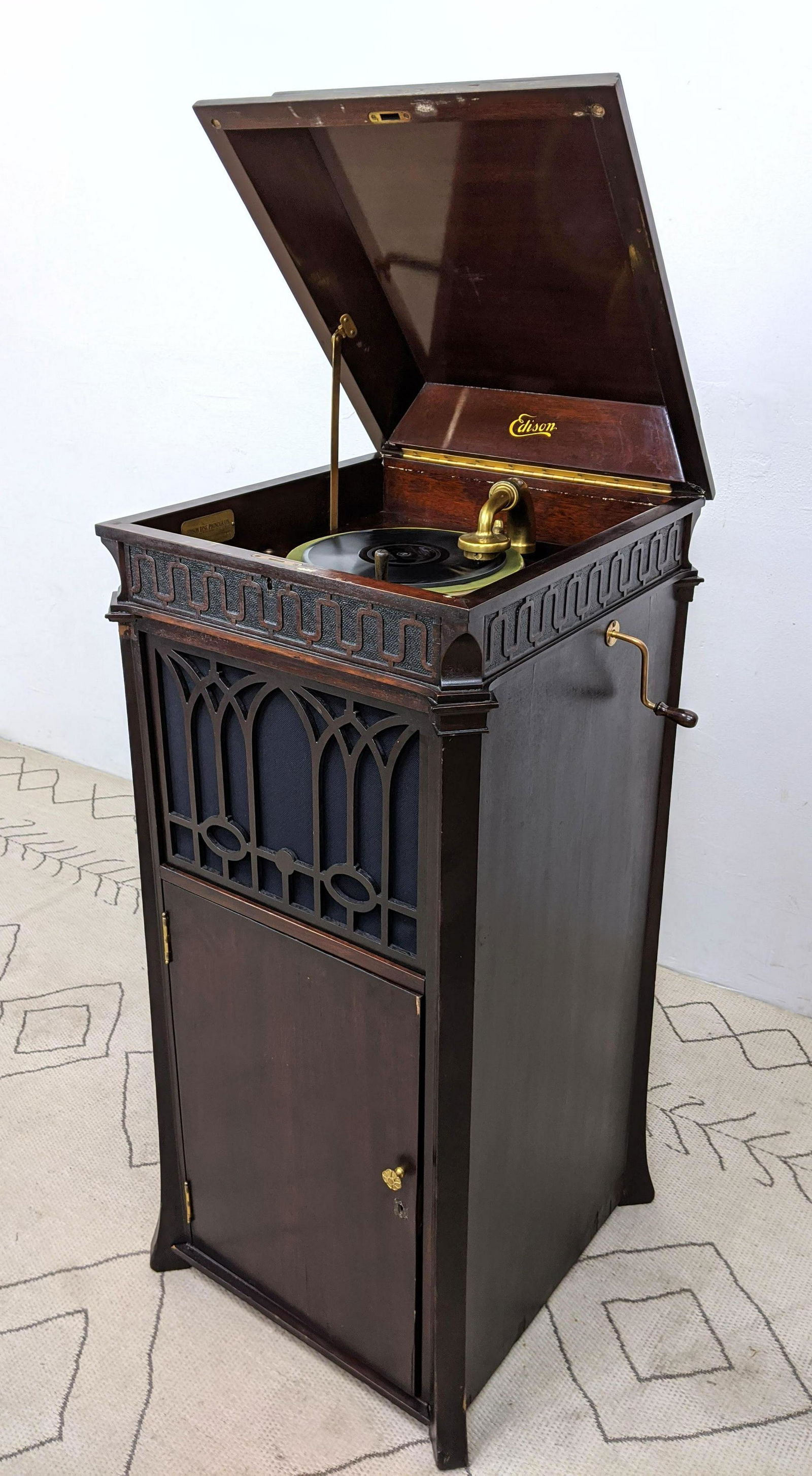 EDISON Upright Mahogany Victrola with records. EDISON D (1 of 18)