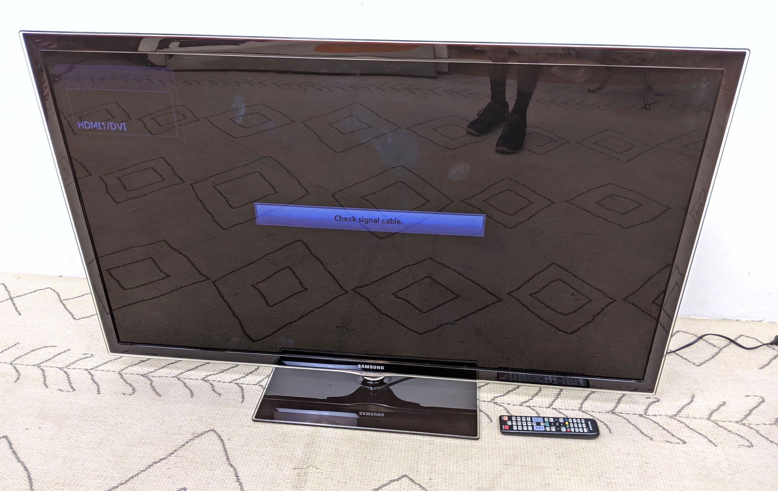 SAMSUNG 55 inch TV with remote. (1 of 8)