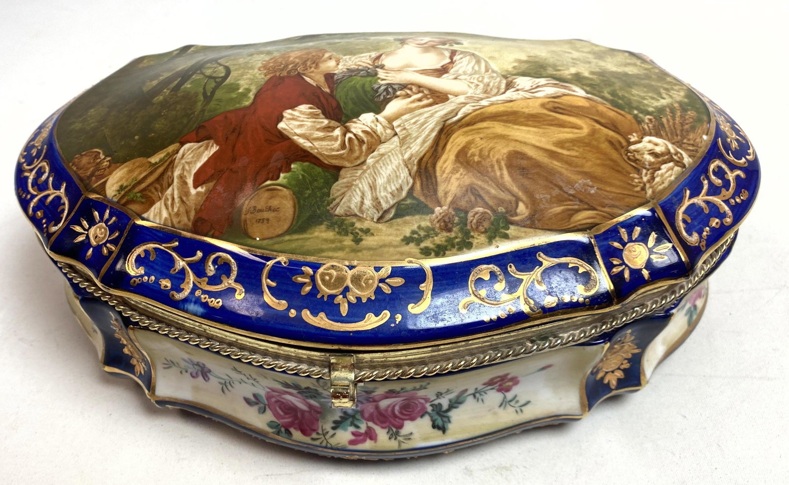 Italian Style Porcelain Dresser Box.: Italian Style Porcelain Dresser Box. -- Dimensions: H: 5 inches: W: 10 inches: D: 7 inches --- US Shipping charge: $35 Plus insurance at a rate of $1 per hundred.