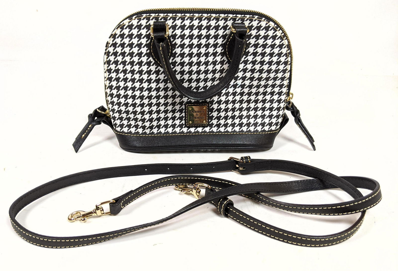 DOONEY & BOURKE Black and White Houndstooth purse.: DOONEY & BOURKE Black and White Houndstooth purse.-- Dimensions: ---