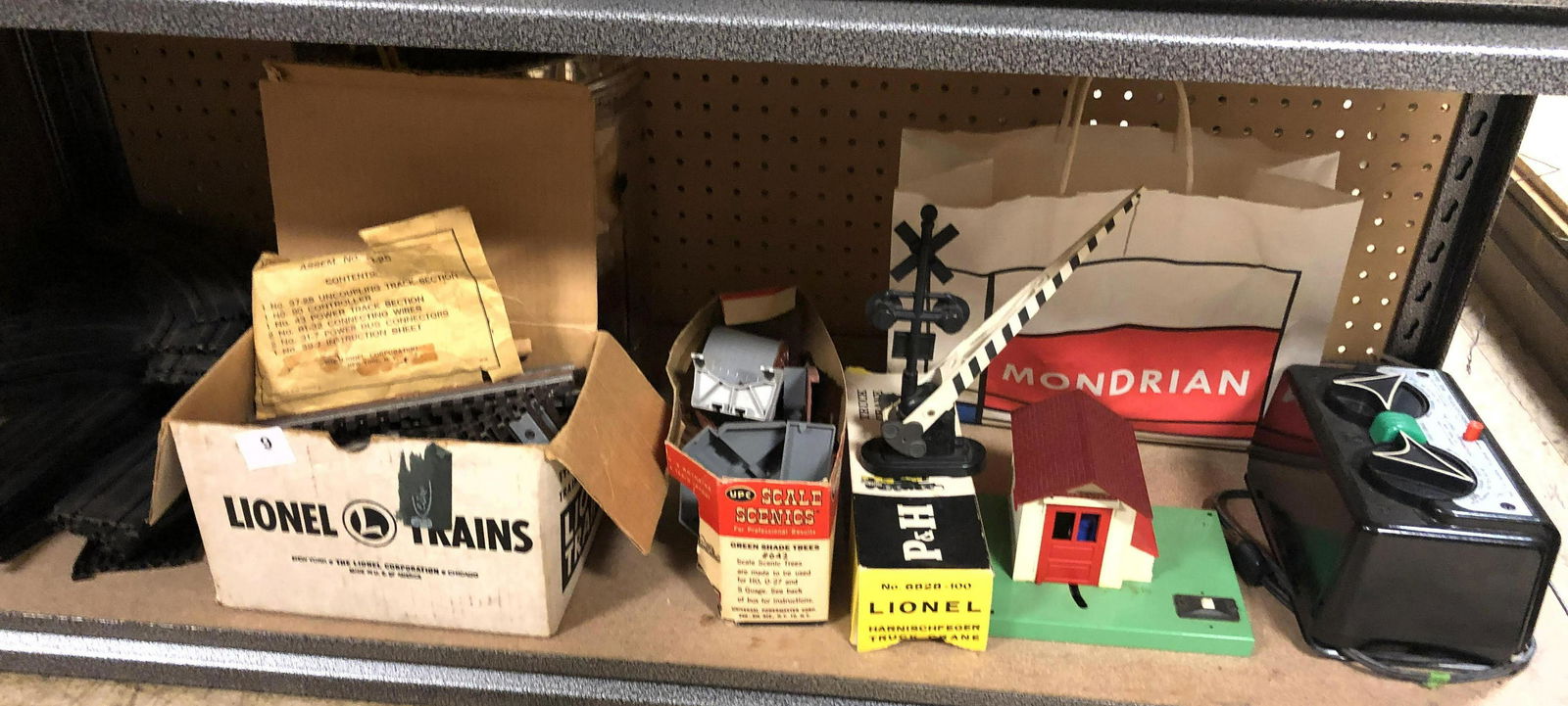Lot of Lionel Train accessories and random track. (1 of 7)