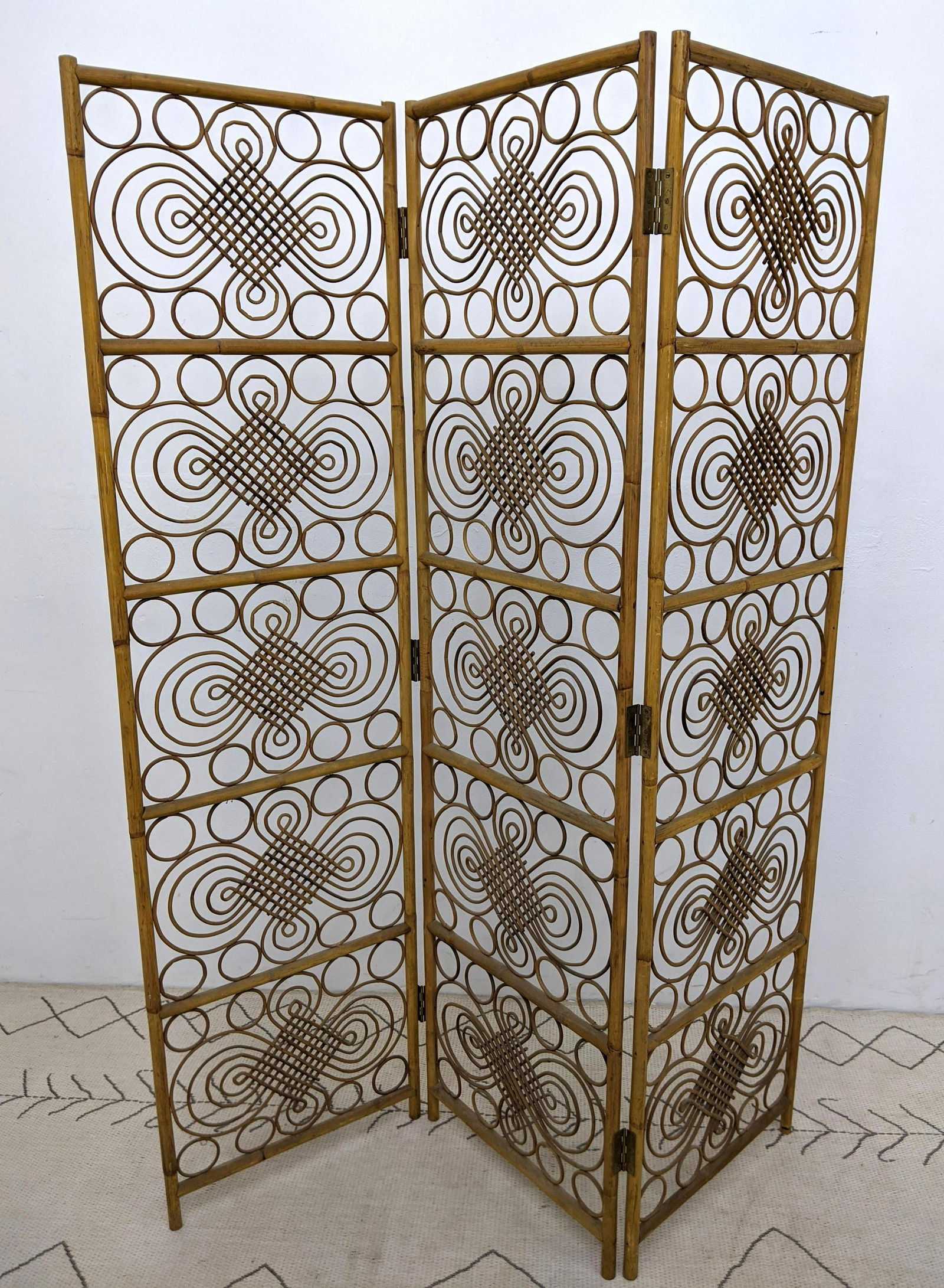 Decorator Bamboo Folding Screen Room Divider. (1 of 8)