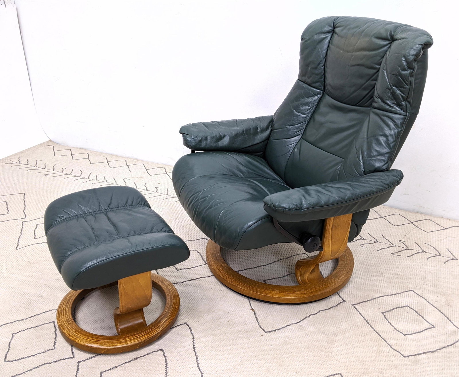 EKORNES Stressless Lounge Chair and ottoman. Green Lea: EKORNES Stressless Lounge Chair and ottoman. Green Leather. -- Dimensions: H: 39.5 inches: W: 34.5 inches: D: 27 inches ---