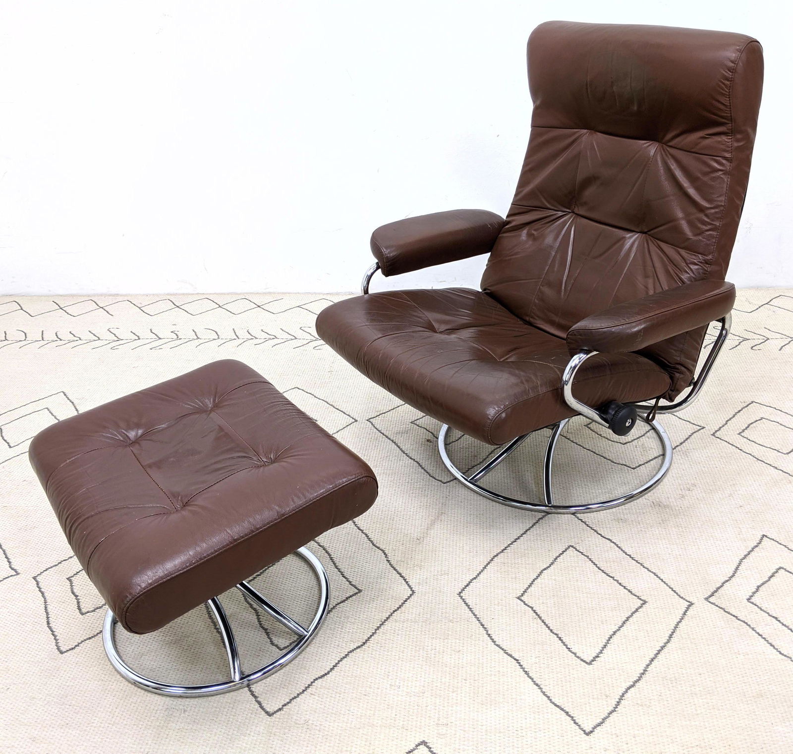 J.E. EKORNES Lounge Chair and Ottoman.  STRESSLESS. Lea (1 of 17)