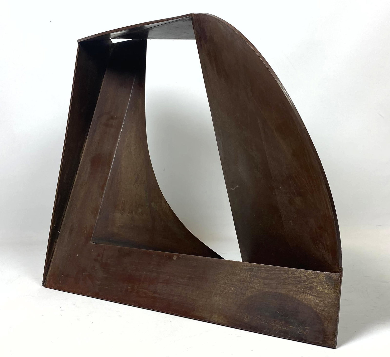 GERALD DiGIUSTO 1983 Arc Construct 9 Steel Sculpture. C: GERALD DiGIUSTO 1983 Arc Construct 9 Steel Sculpture. Cor-Ten Steel. Unsigned. Abstract Angular Arc Sculpture. -- Dimensions: H: 15 inches: W: 21 inches: D: 15 inches ---