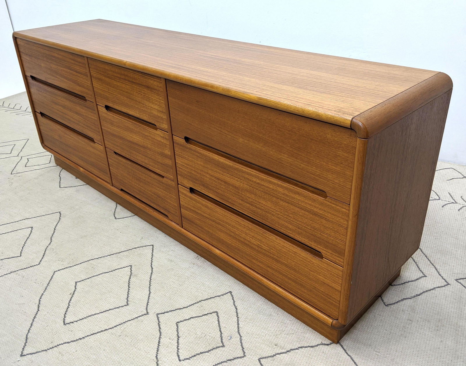 Danish Modern Teak Low Dresser Credenza. (1 of 11)
