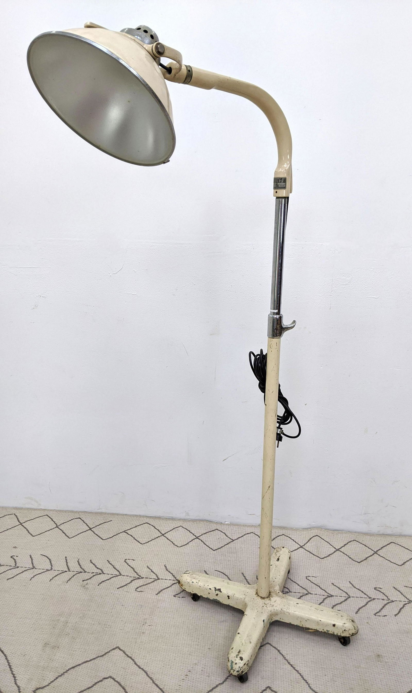 Lg CASTLE LIGHTS industrial medical work light. Not tes (1 of 11)