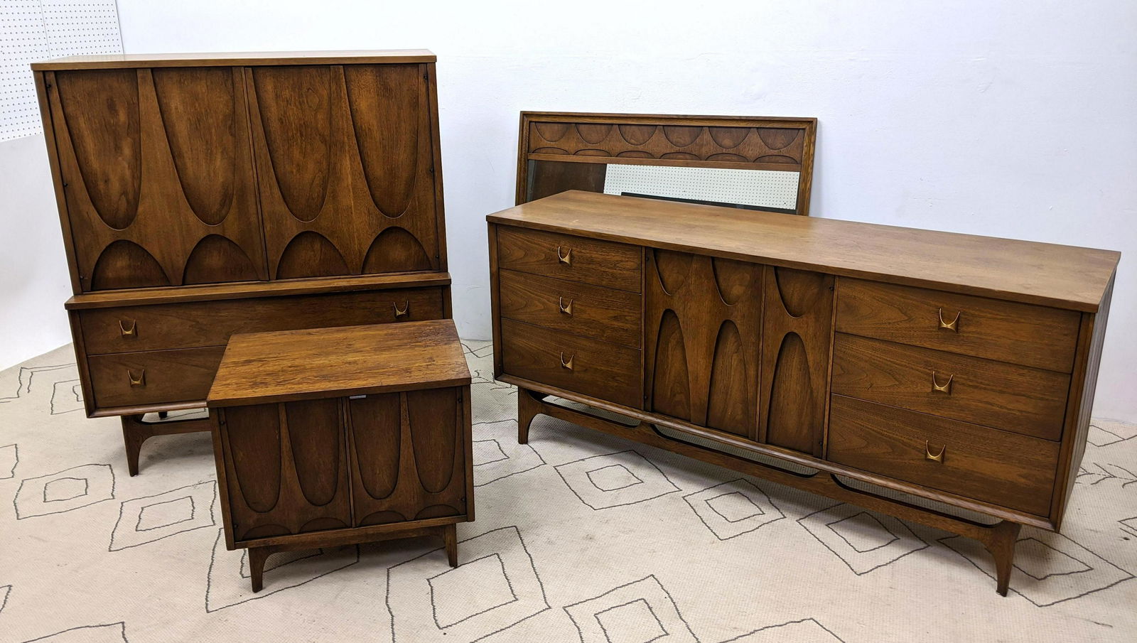 BROYHILL PREMIER Bedroom Set. BRASILIA. High and low ch (1 of 20)