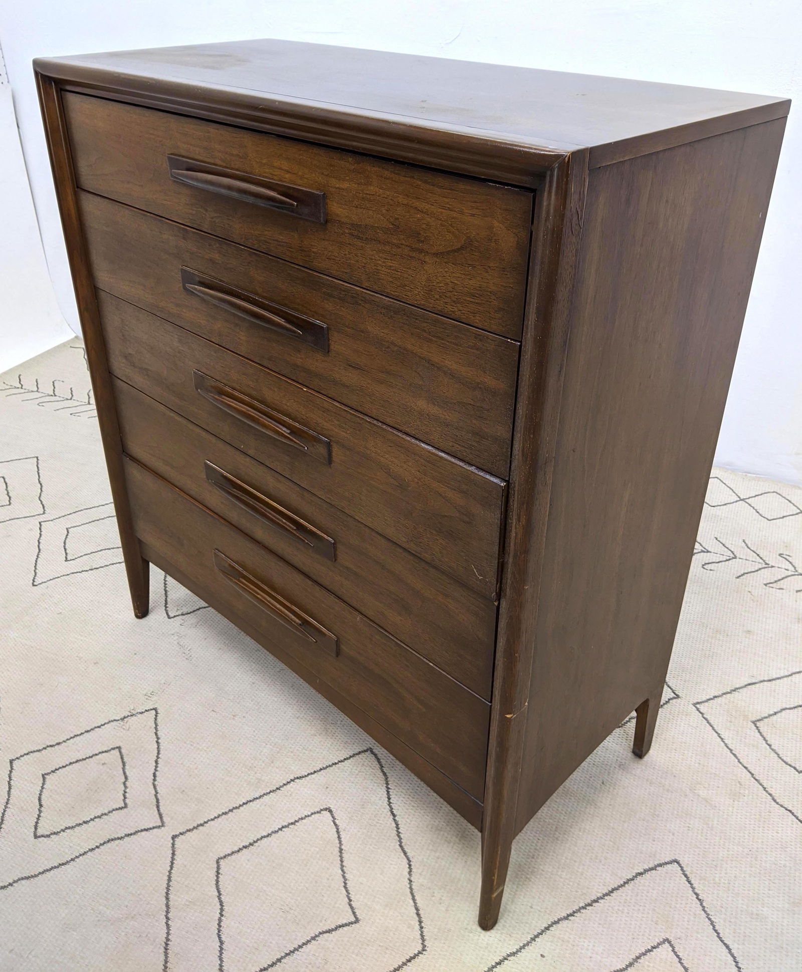 BROYHILL Premier Dresser Chest. Wood handles. Emphasis. (1 of 17)