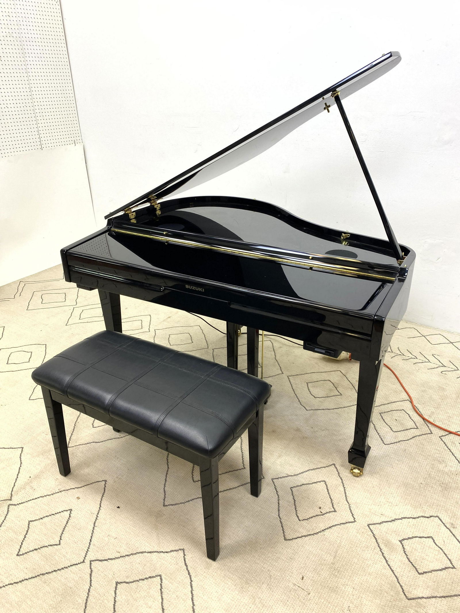 SUZIKI GP-3 Mini Grand Digital Piano. Plus accessories. (1 of 18)