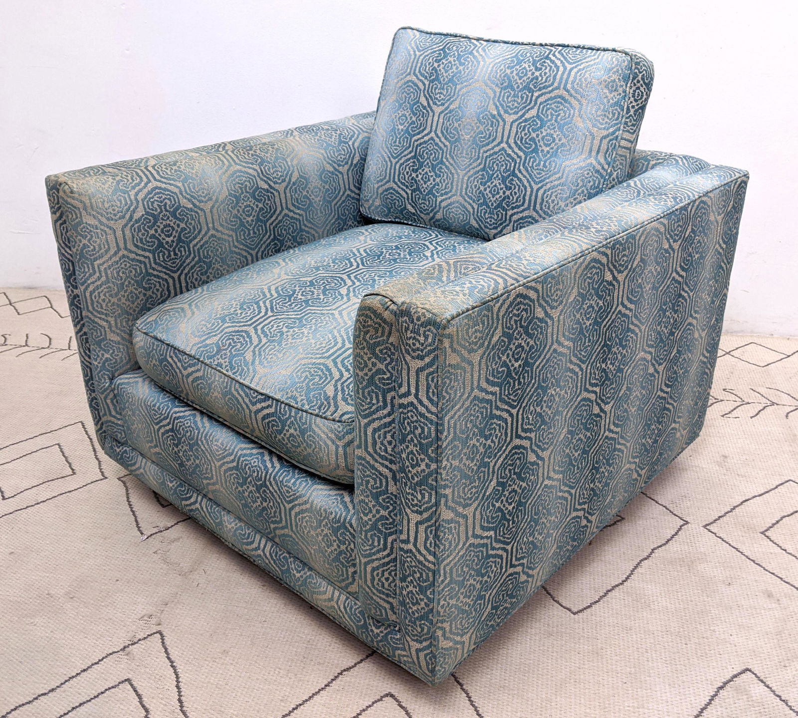 Mid Century Modern Cube Chair. (1 of 8)