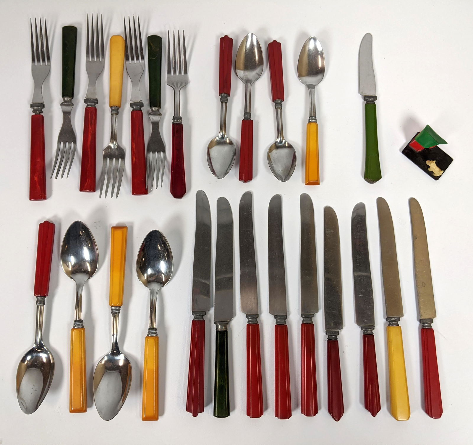 25 pcs Bakelite handled flatware (1 of 11)
