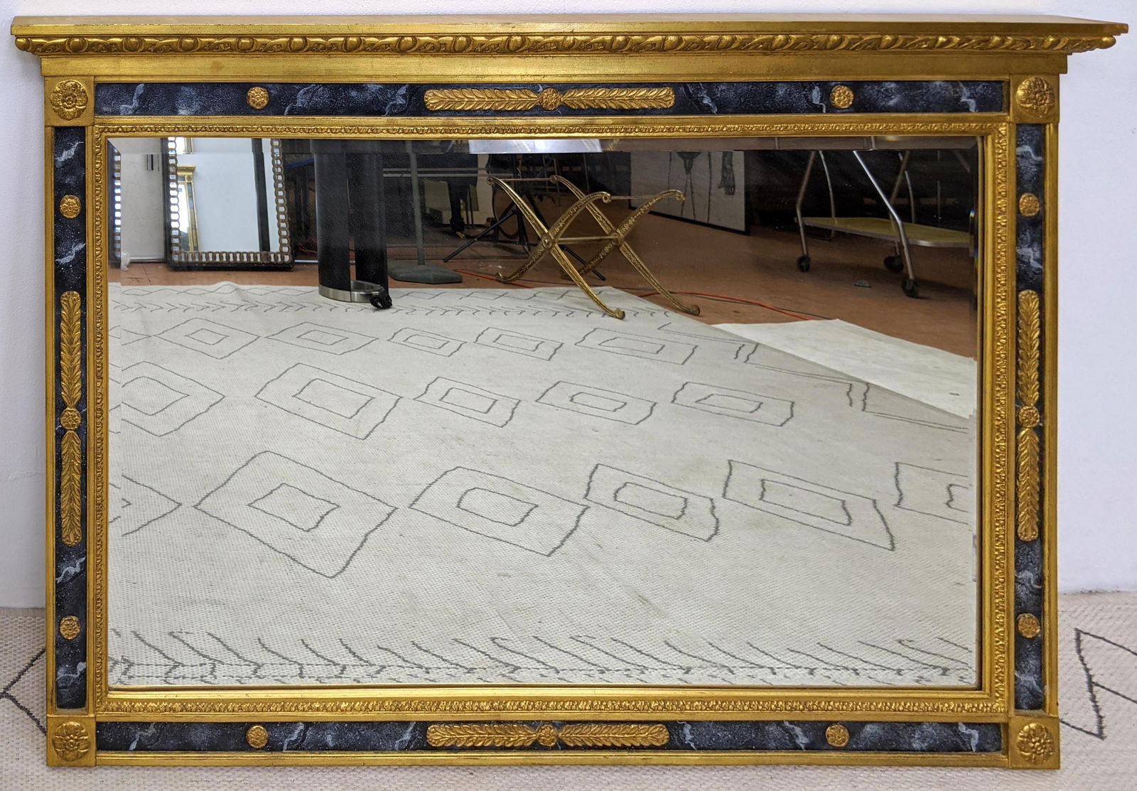 CARVERÕs Guild Regency Trumeau Wall Mirror.  Gold and p (1 of 14)