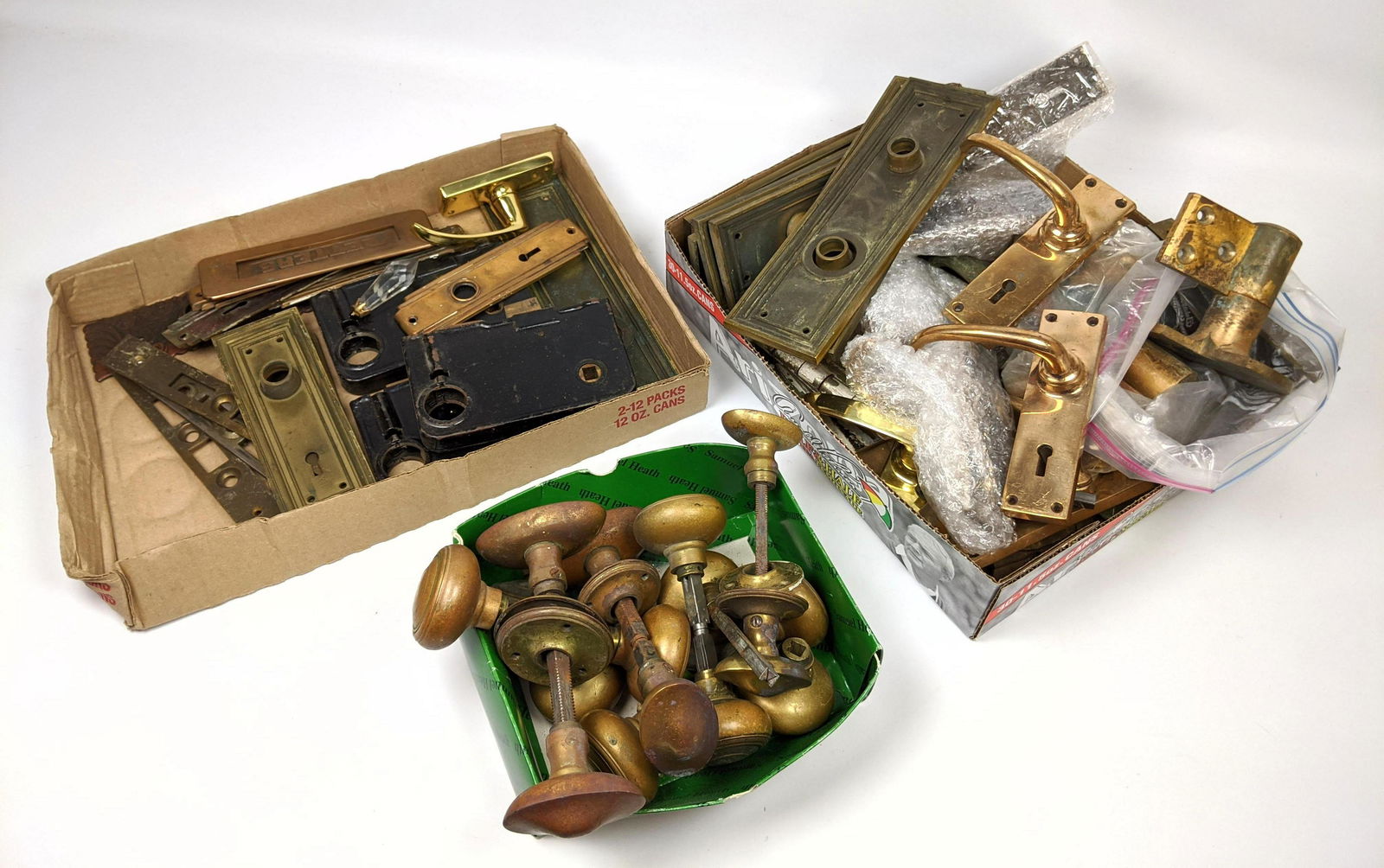 Large Lot of Door Hardware.  Knobs, Locks, and Plates. (1 of 8)