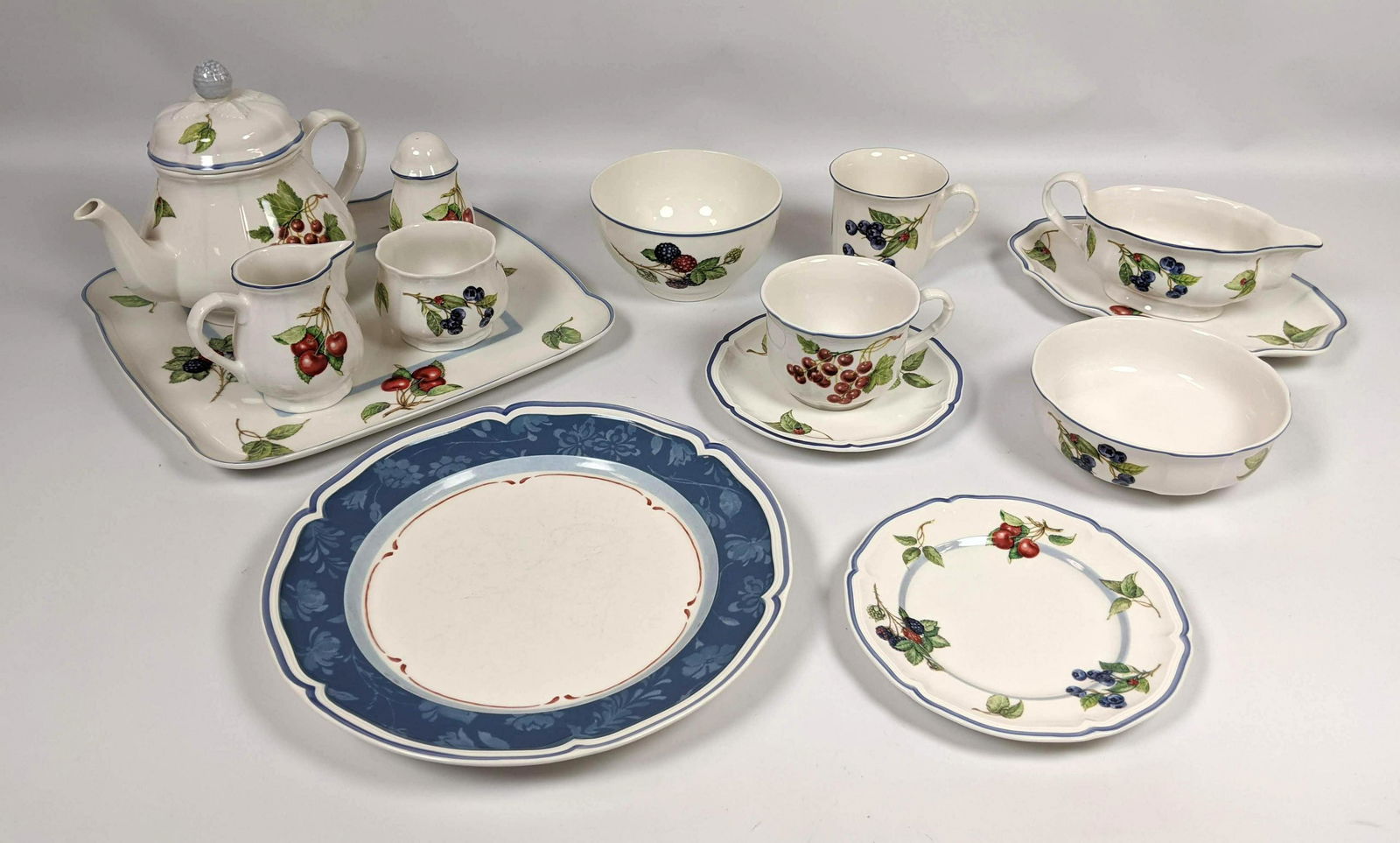 121 pcs Villeroy and Boch China. COTTAGE Dinner Service (1 of 13)