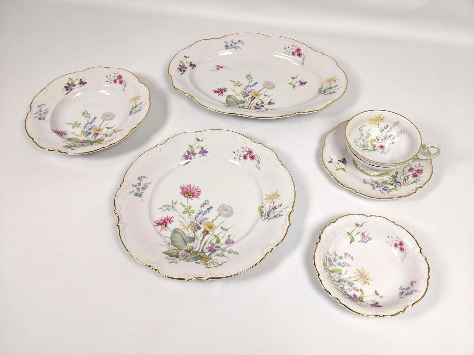 30pcs 1 HUTSCHENREUTHER China Dinner Service.  FLORAL D (1 of 14)