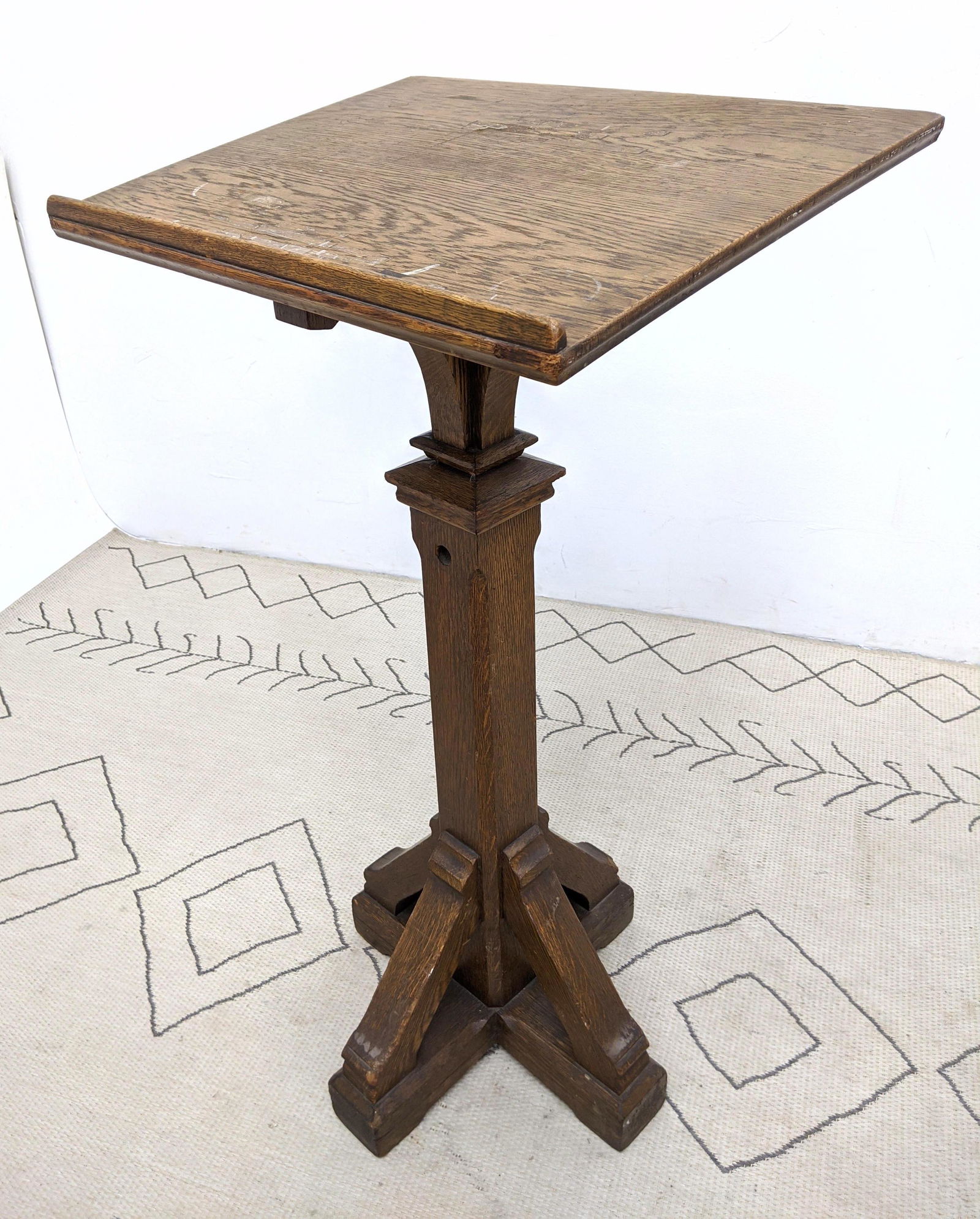 Vintage Oak Lectern. Gothic Design. Missing pin for adj (1 of 9)