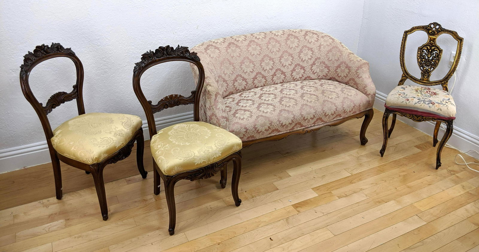 4pc Upholstered Seating. Pr carved Victorian balloon ba (1 of 12)